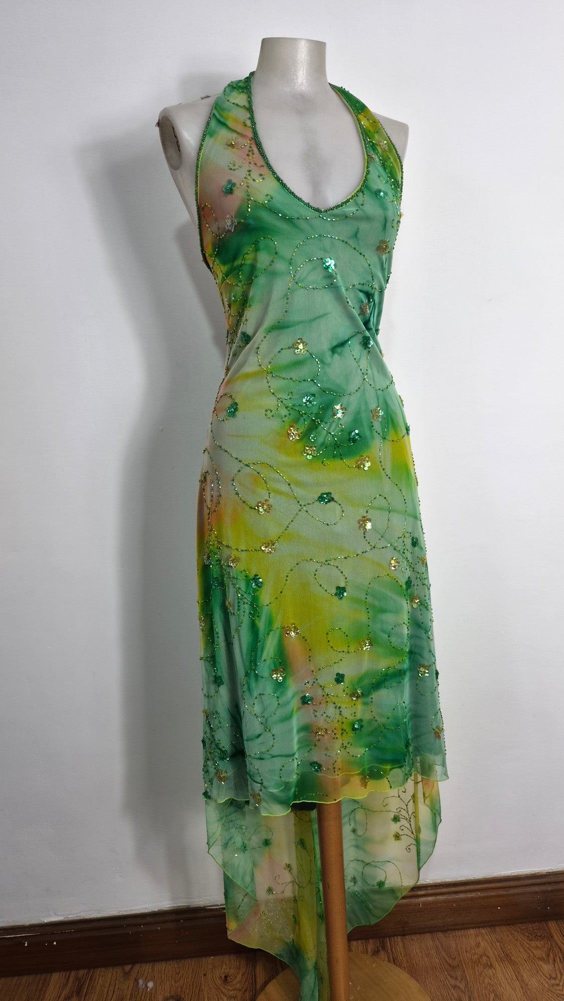 Robe verte brodée