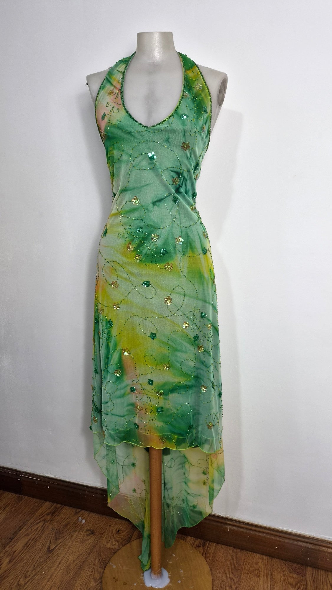 Robe verte brodée