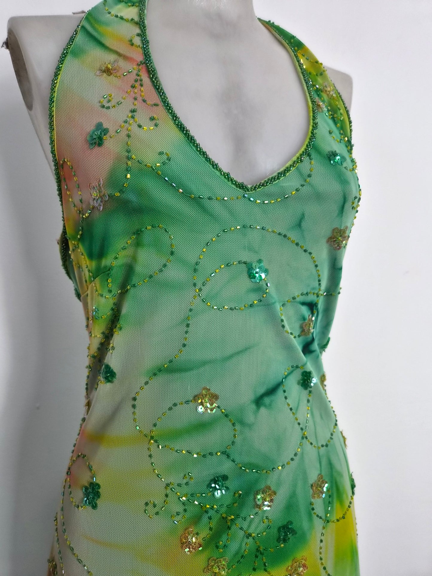 Robe verte brodée