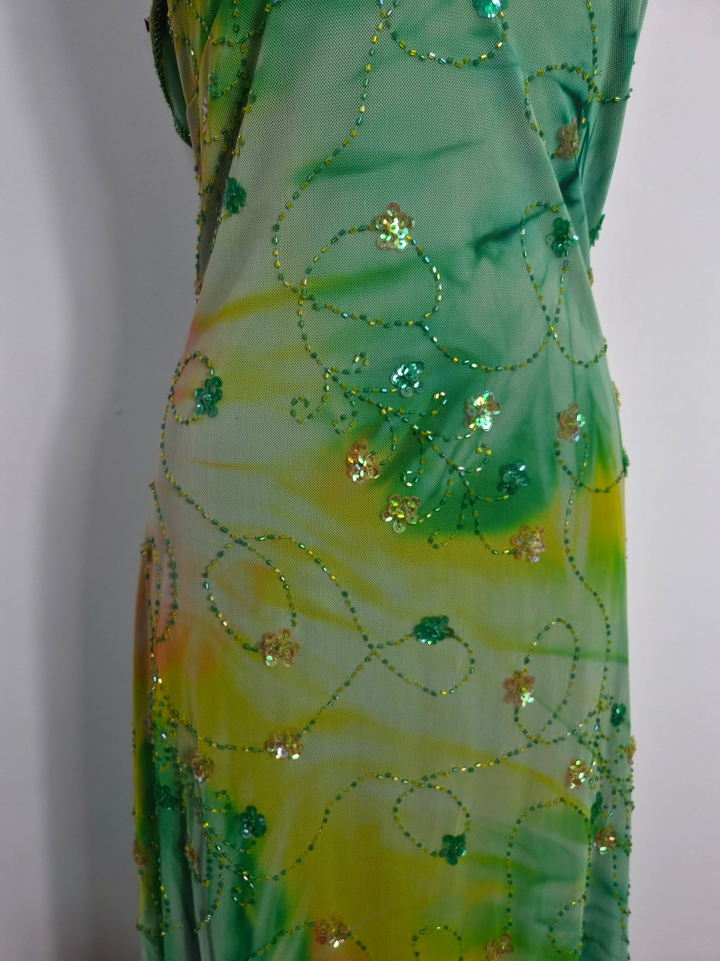 Robe verte brodée