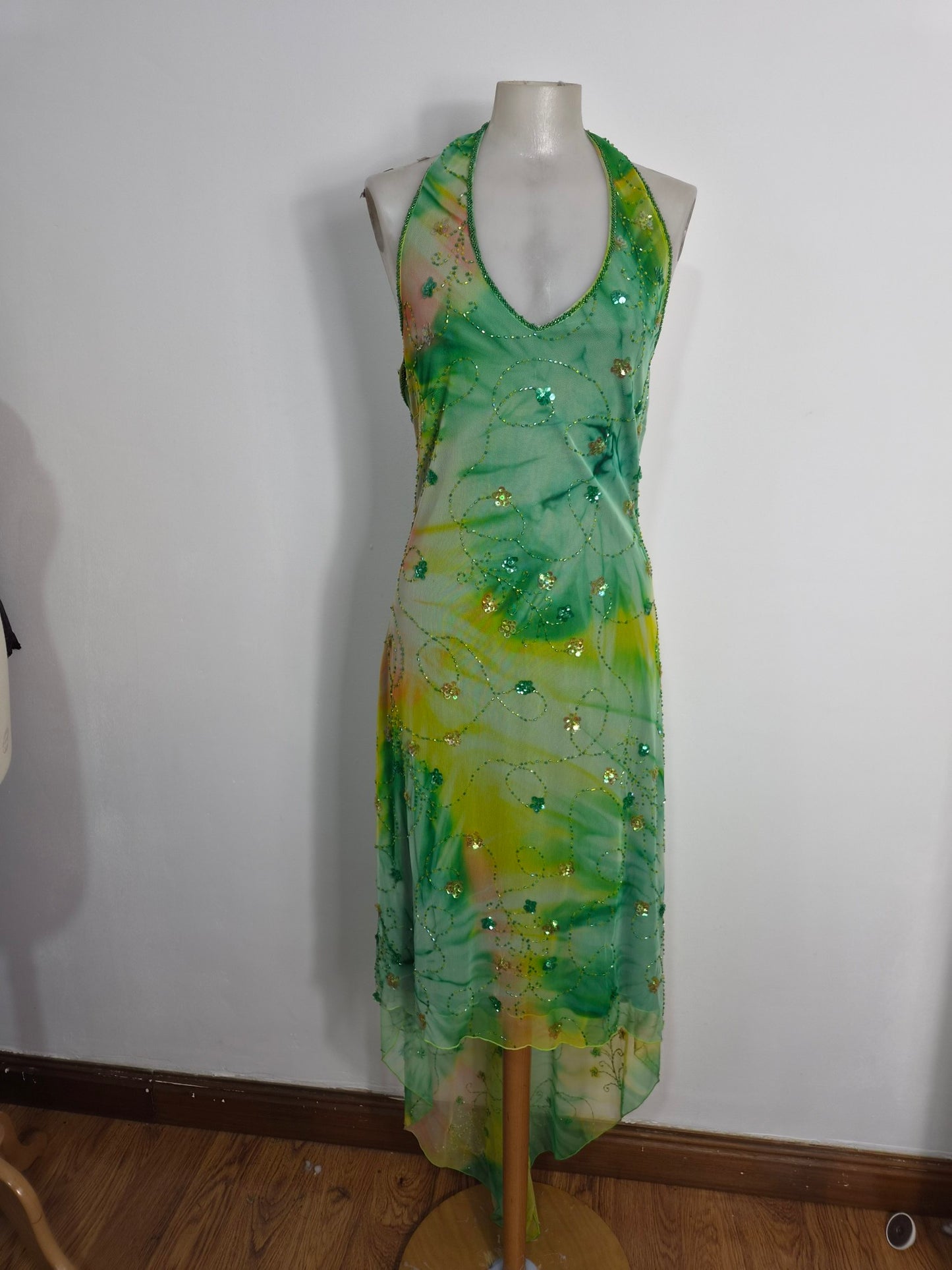 Robe verte brodée
