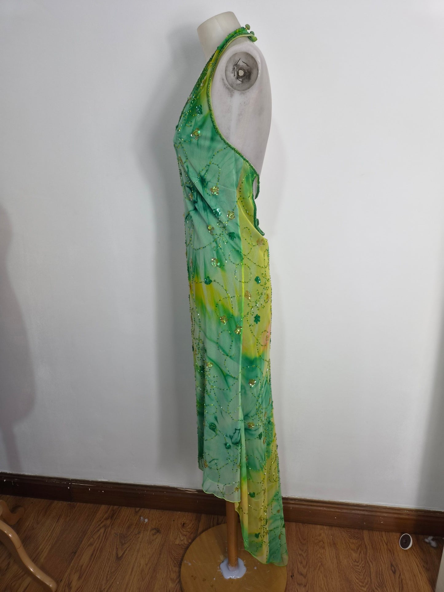 Robe verte brodée
