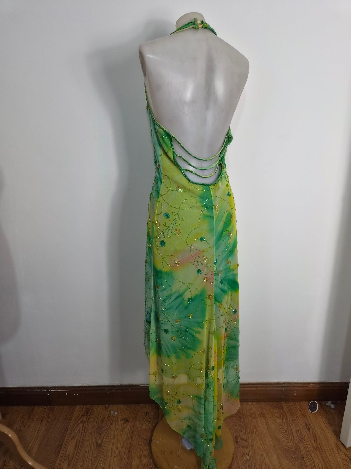 Robe verte brodée