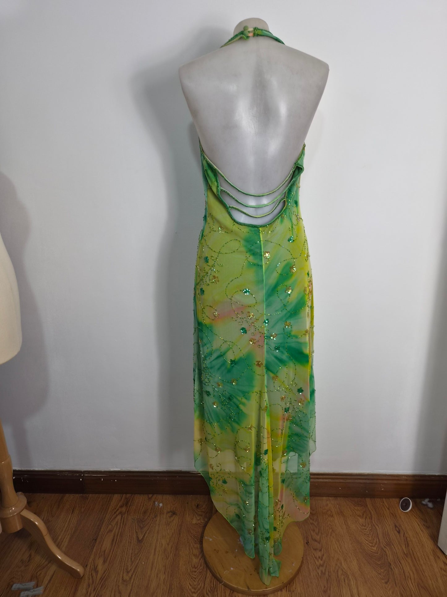 Robe verte brodée
