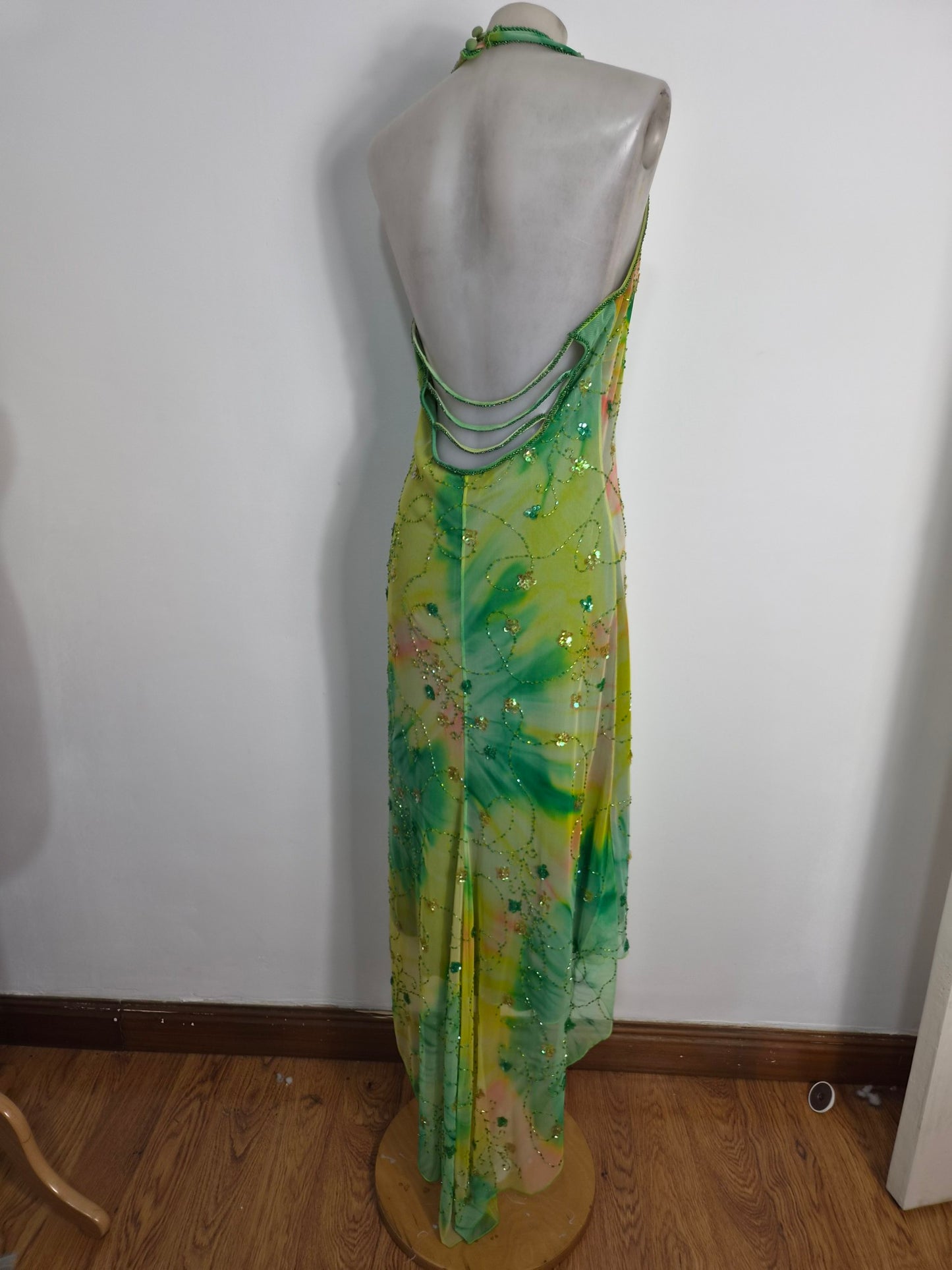 Robe verte brodée