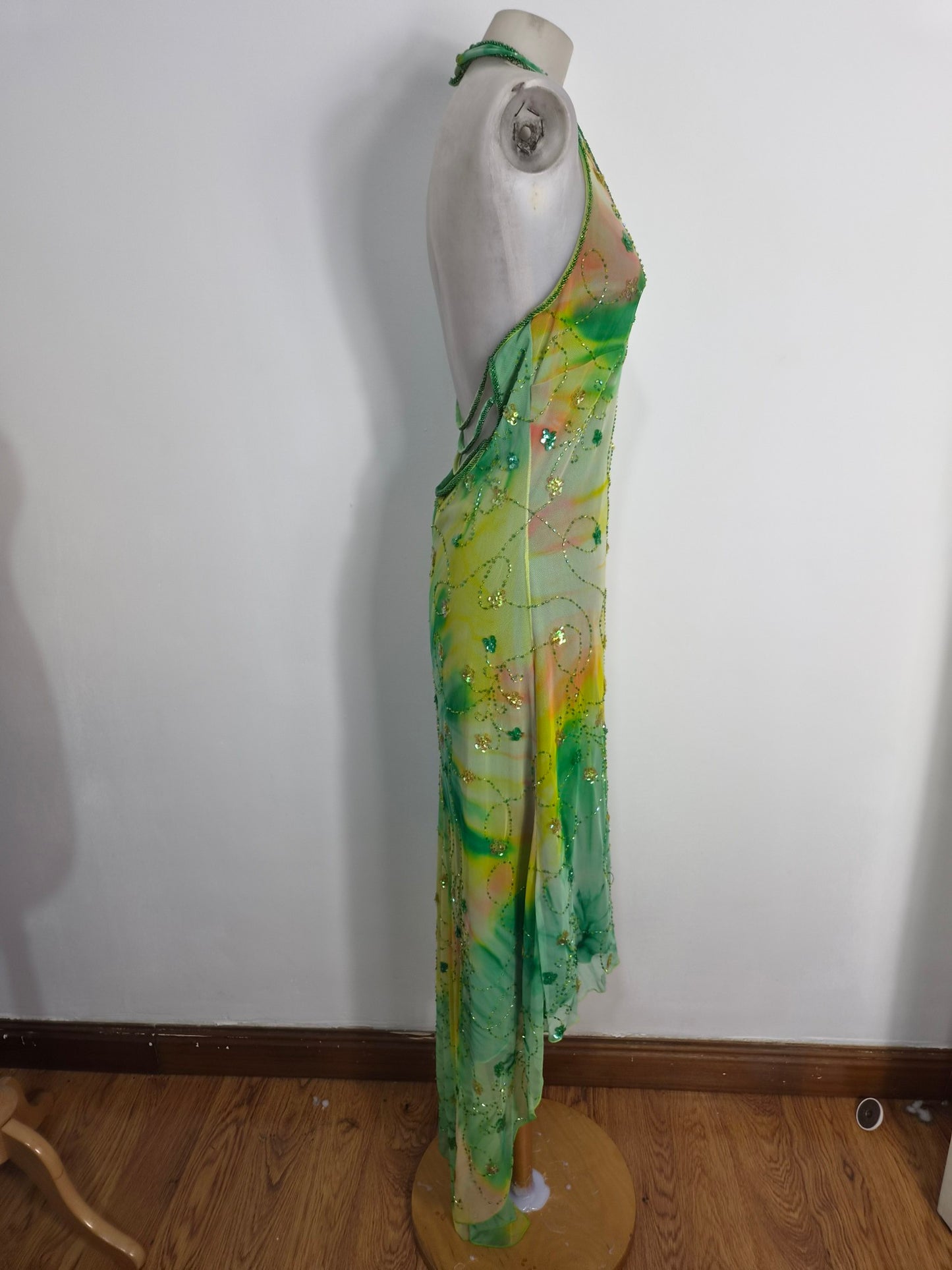 Robe verte brodée
