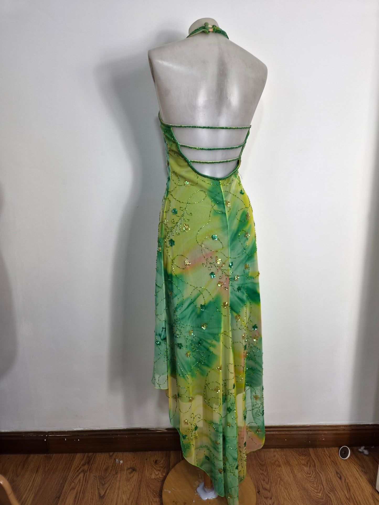 Robe verte brodée
