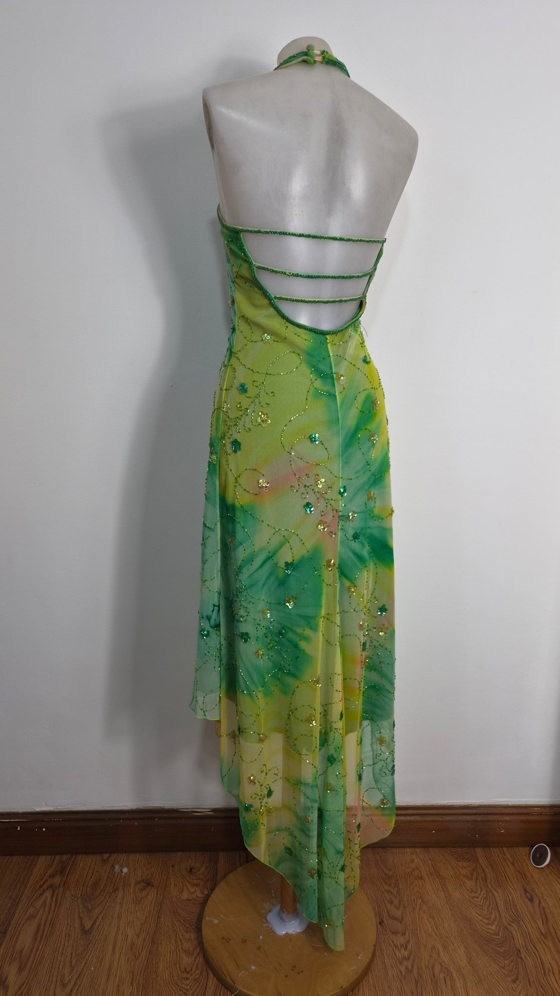 Robe verte brodée