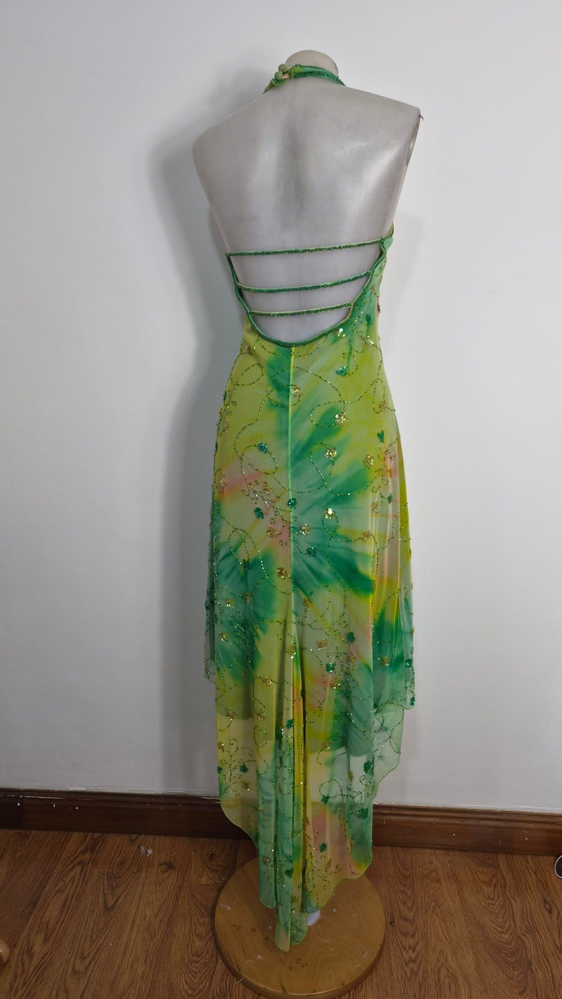 Robe verte brodée