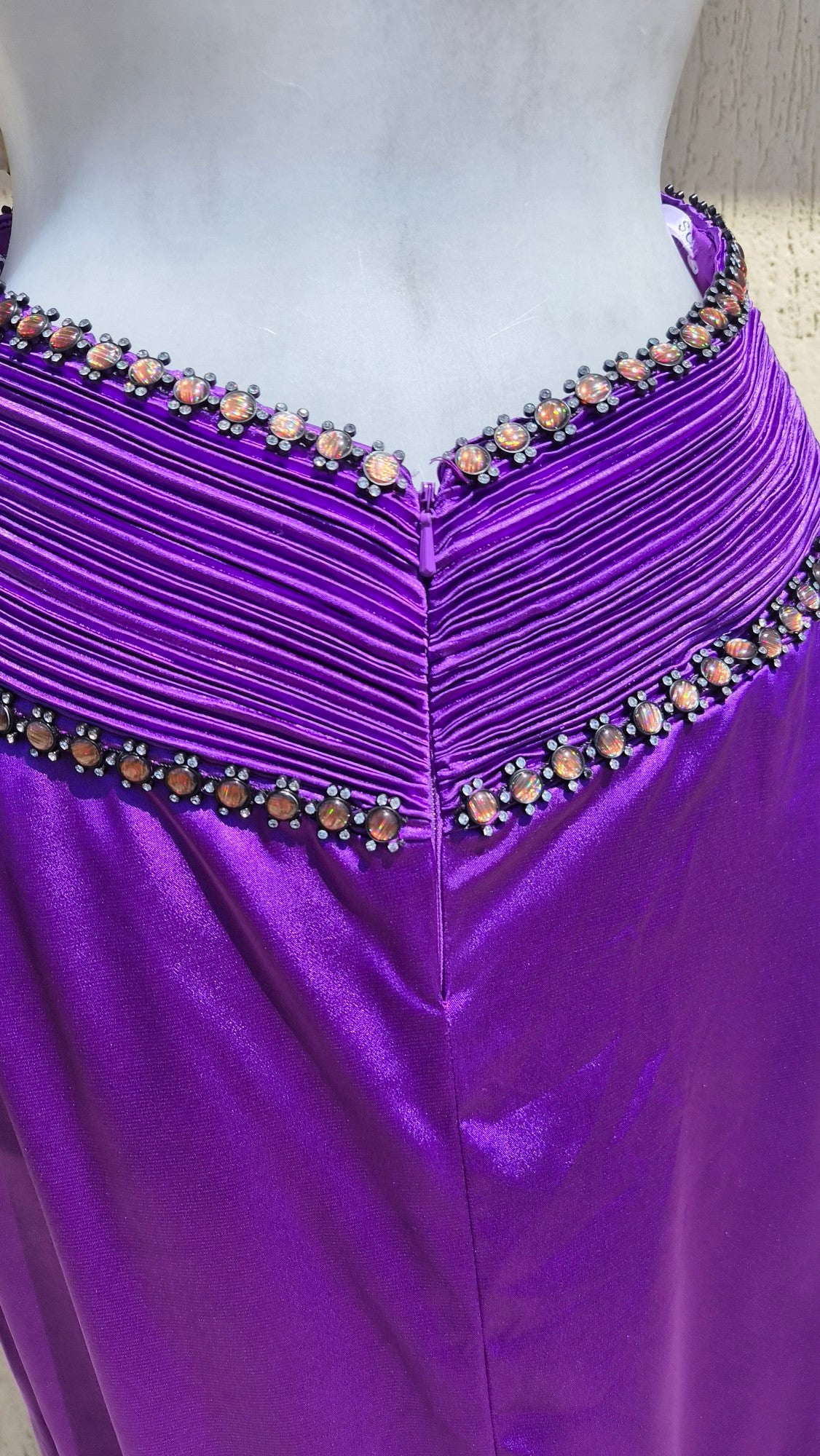 Robe dos nu brodée violette