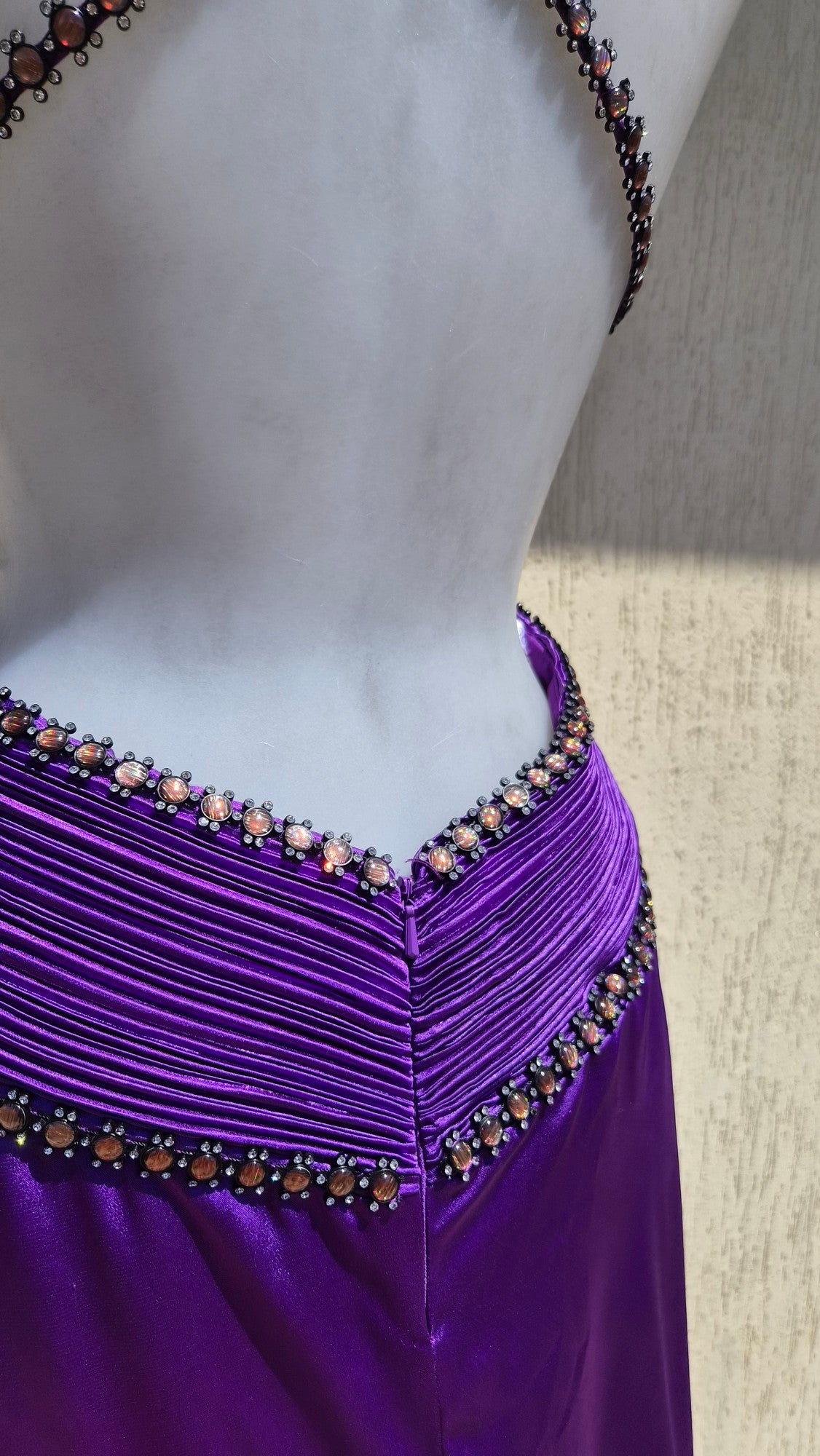 Robe dos nu brodée violette