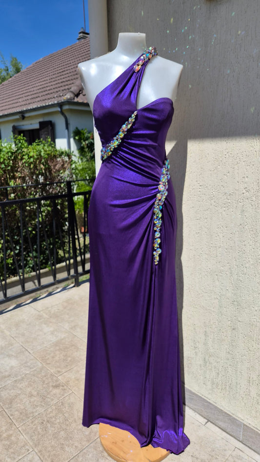 Robe violette avec pierres