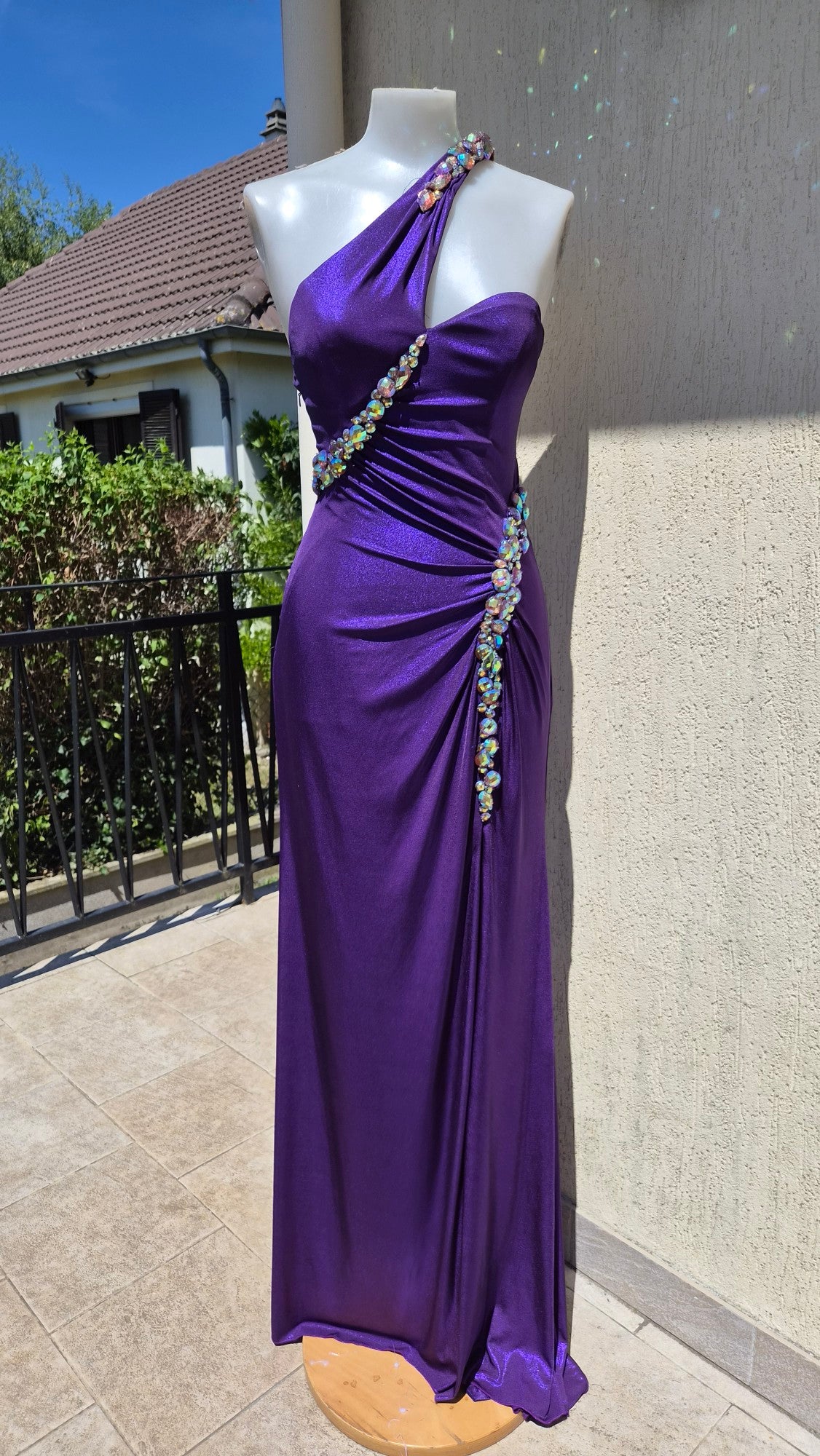 Robe violette avec pierres