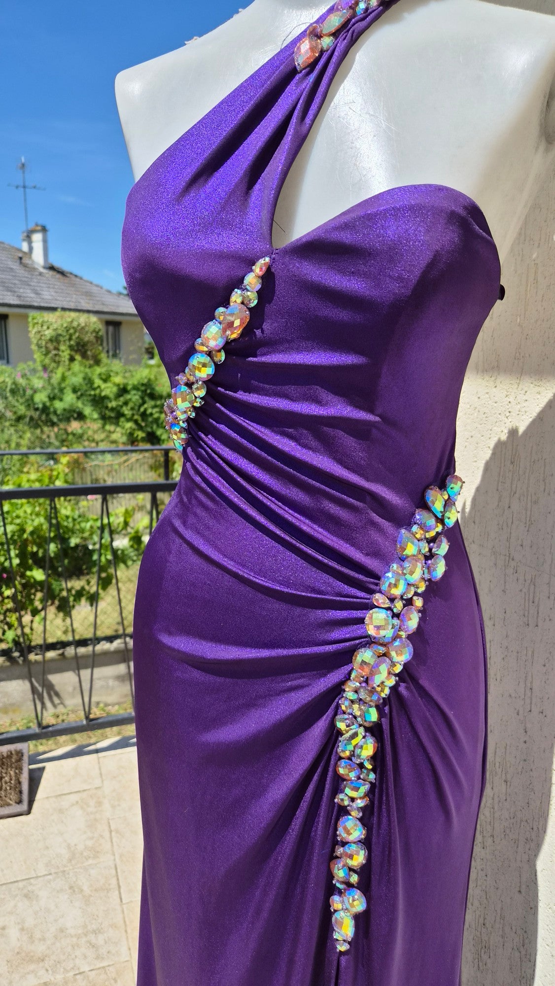 Robe violette avec pierres