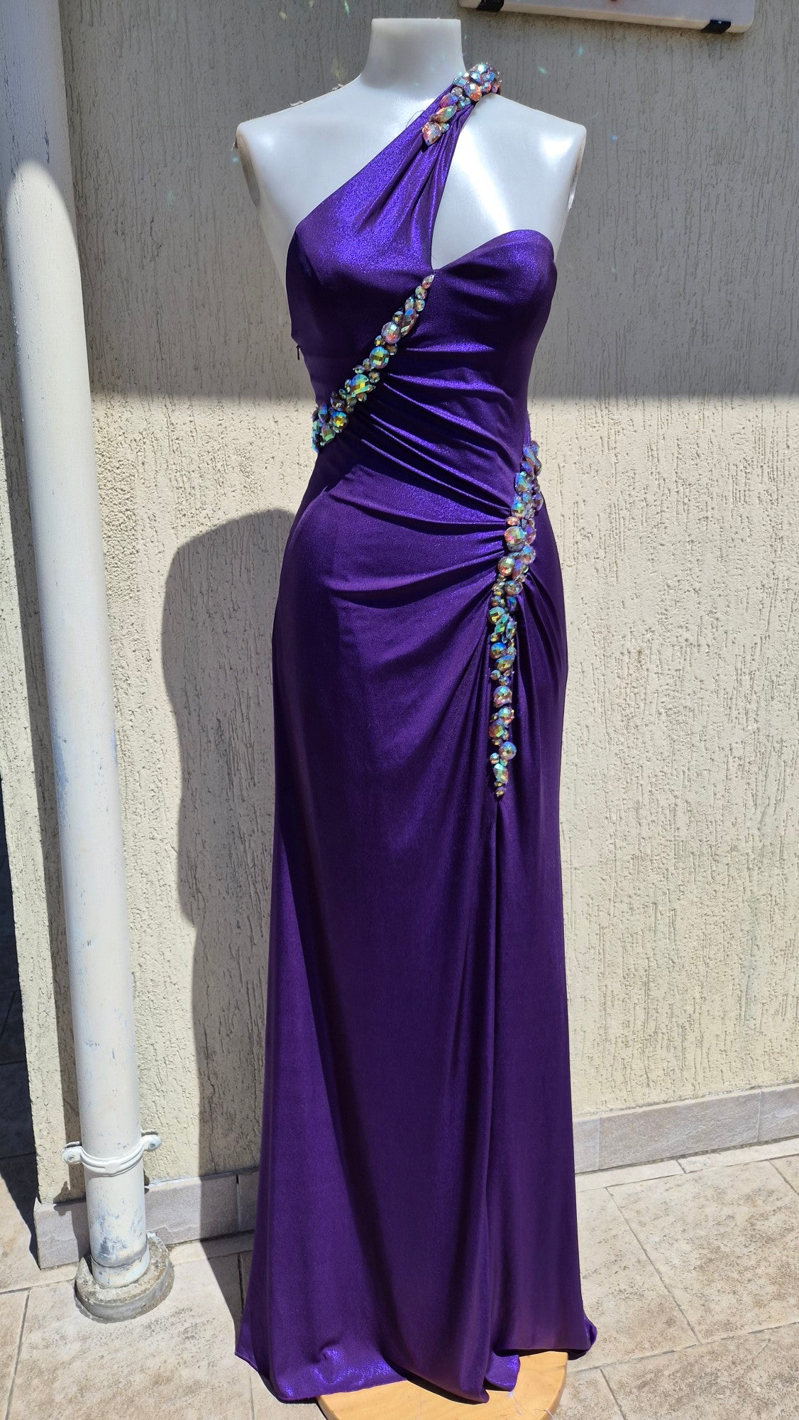 Robe violette avec pierres