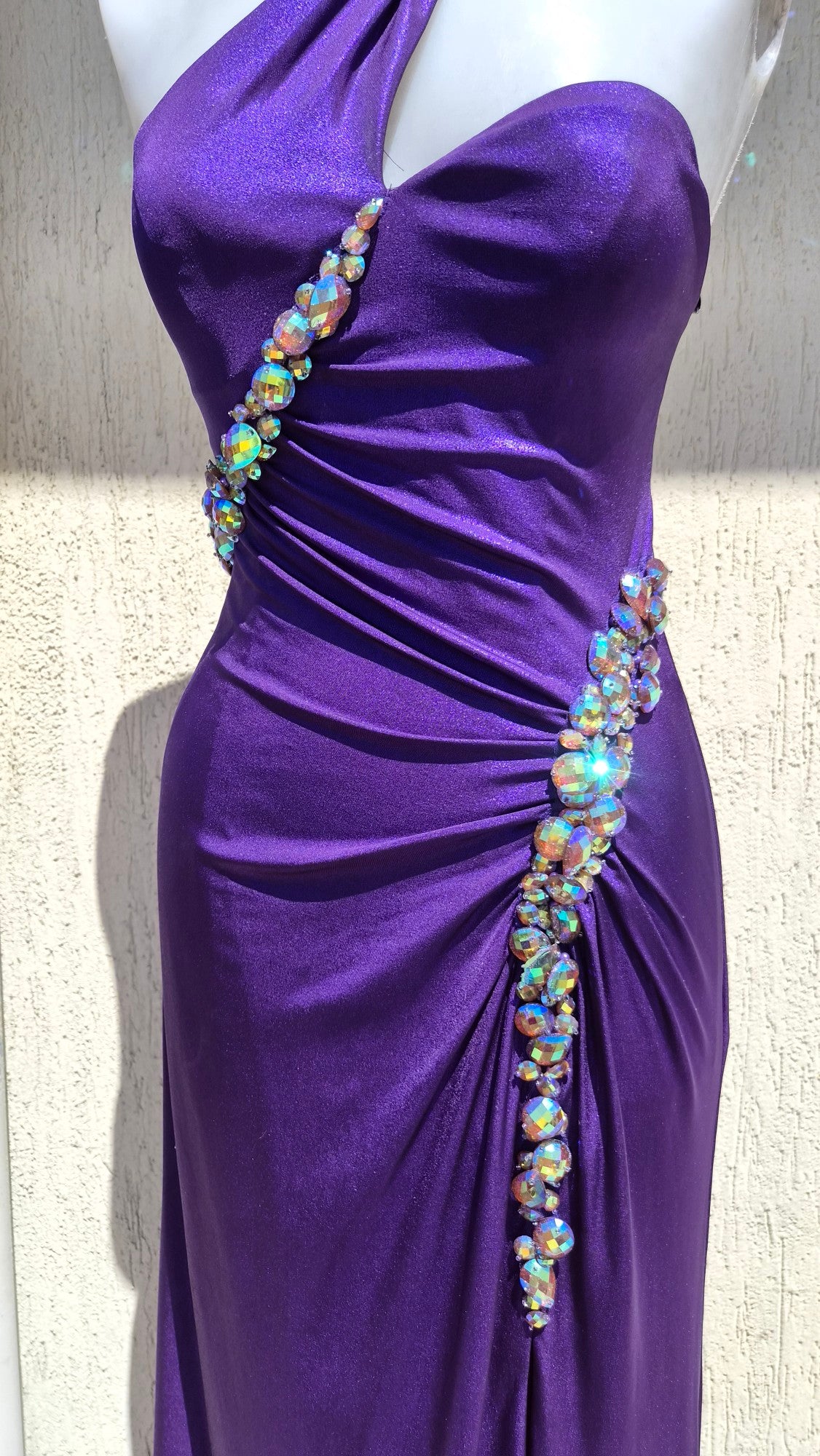 Robe violette avec pierres