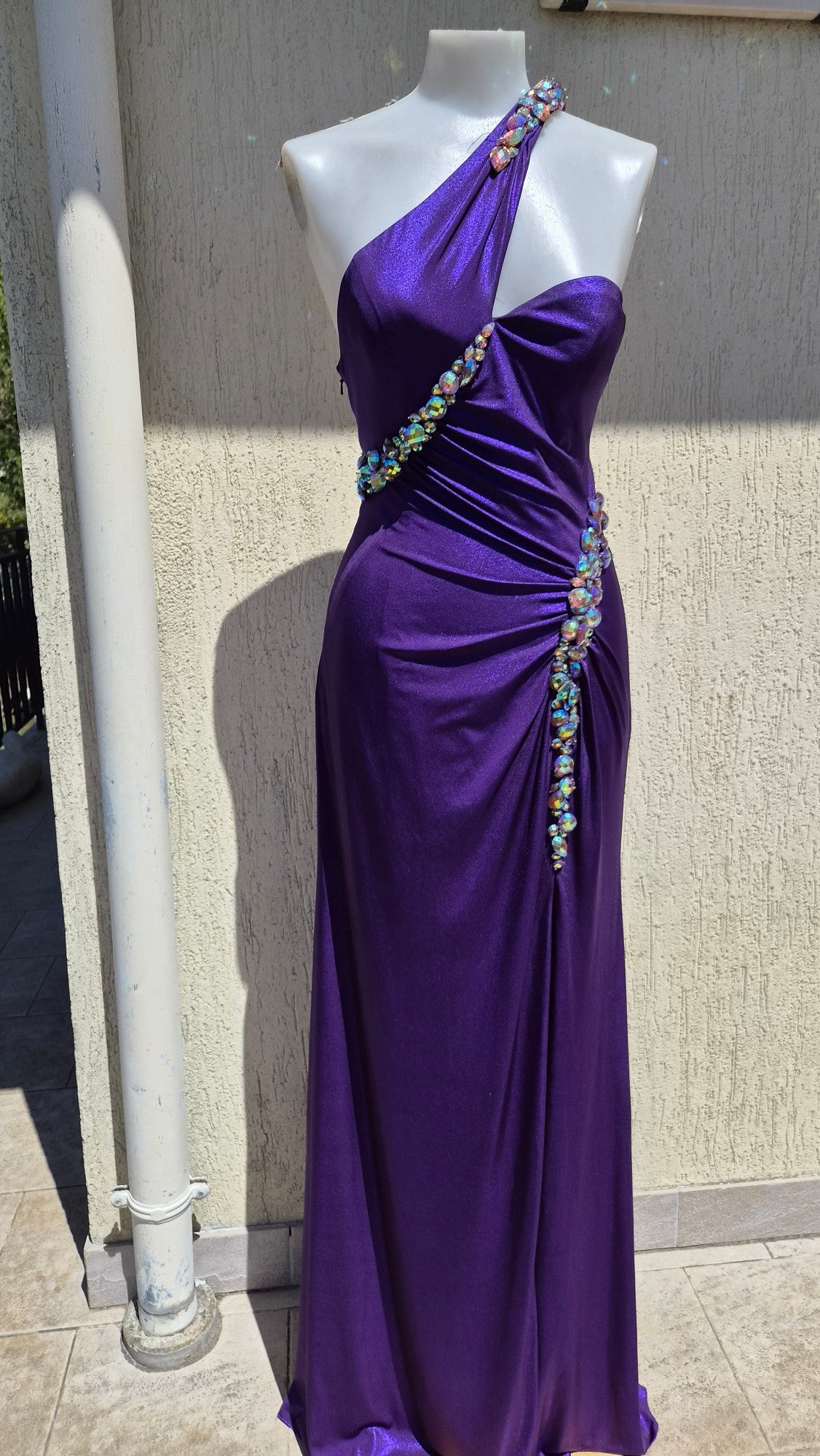 Robe violette avec pierres