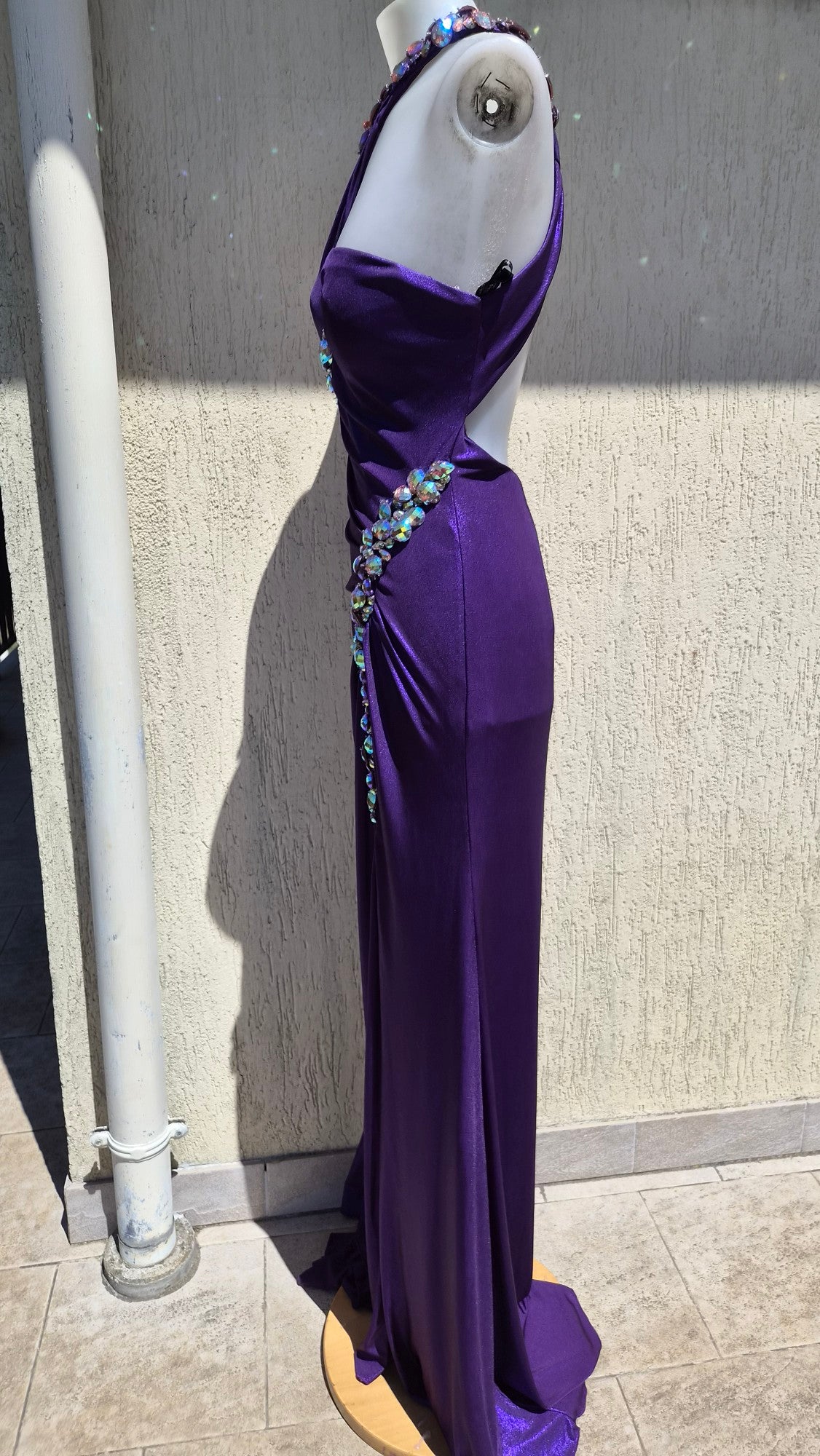 Robe violette avec pierres