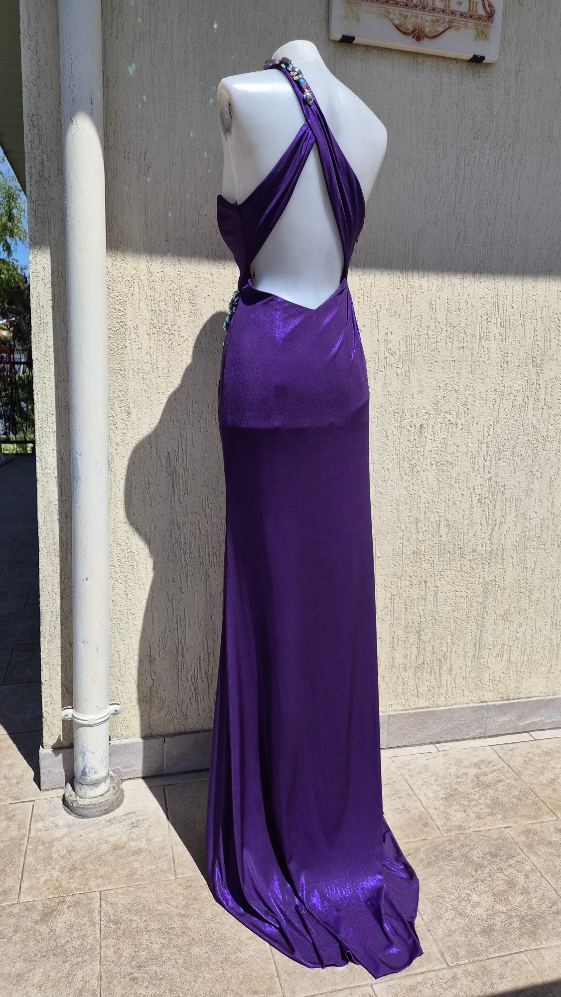 Robe violette avec pierres