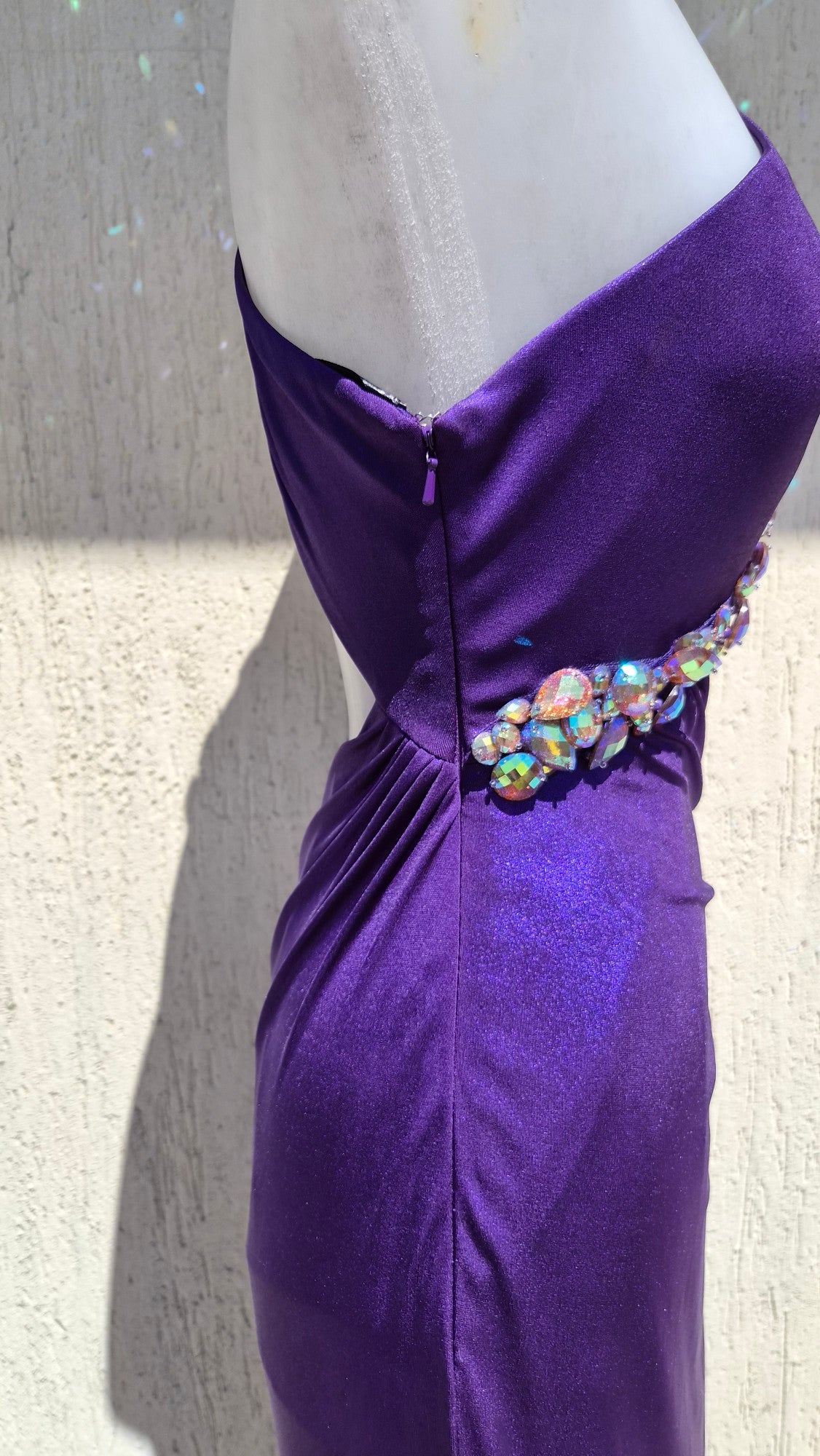 Robe violette avec pierres