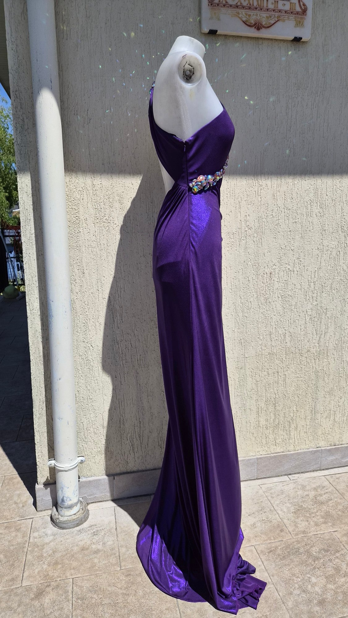 Robe violette avec pierres