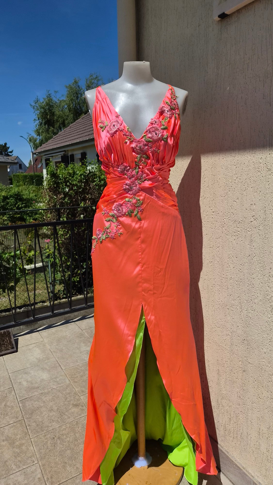 Robe fleurie rose orangé et verte