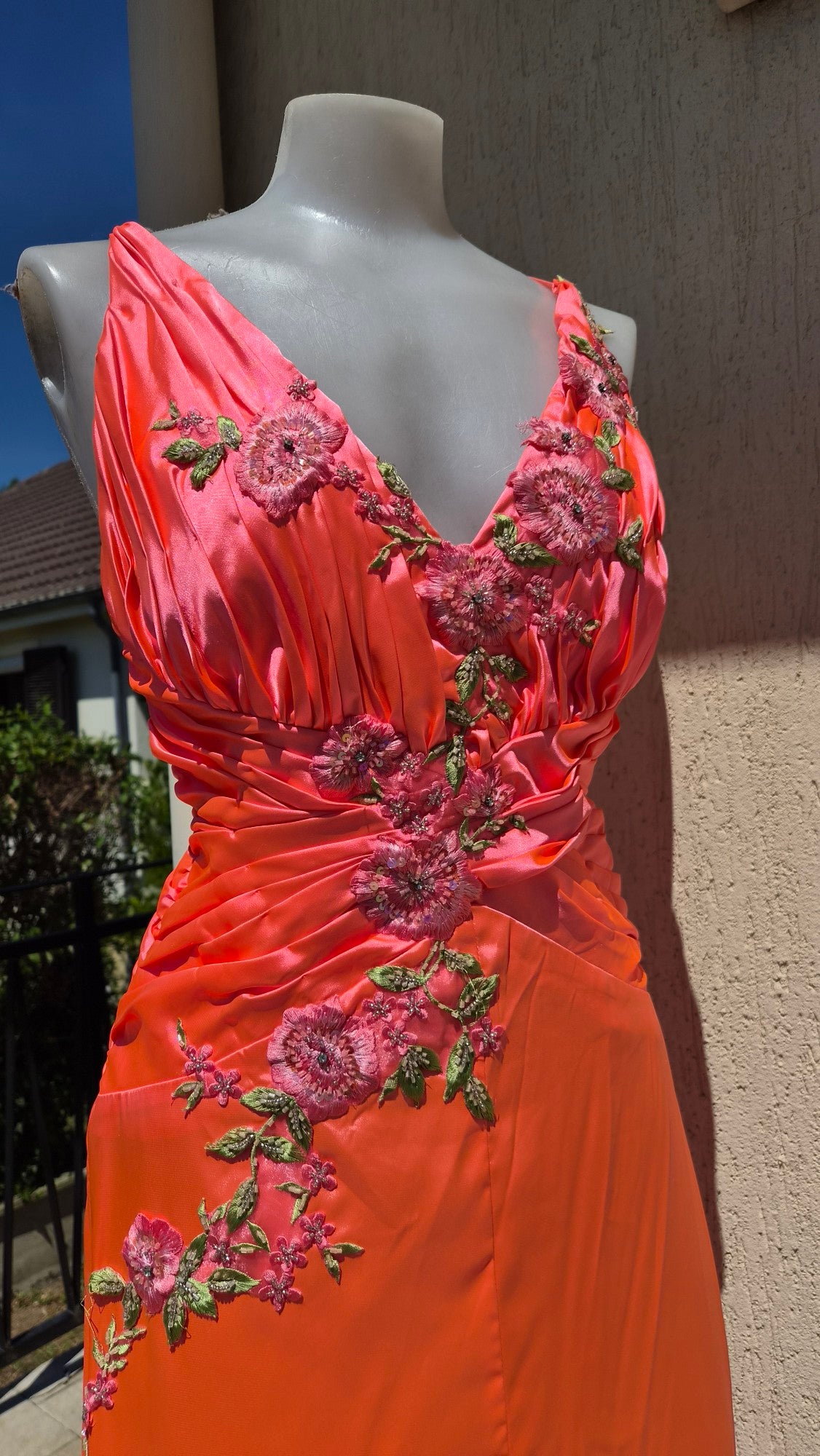 Robe fleurie rose orangé et verte