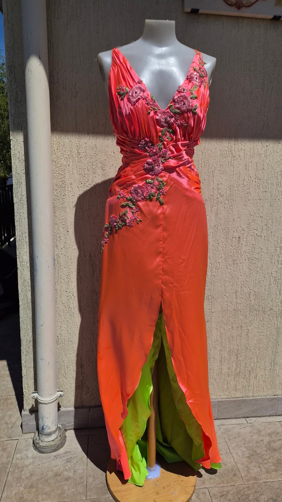 Robe fleurie rose orangé et verte