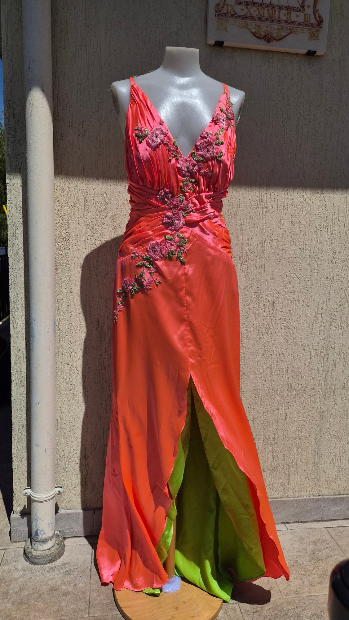 Robe fleurie rose orangé et verte