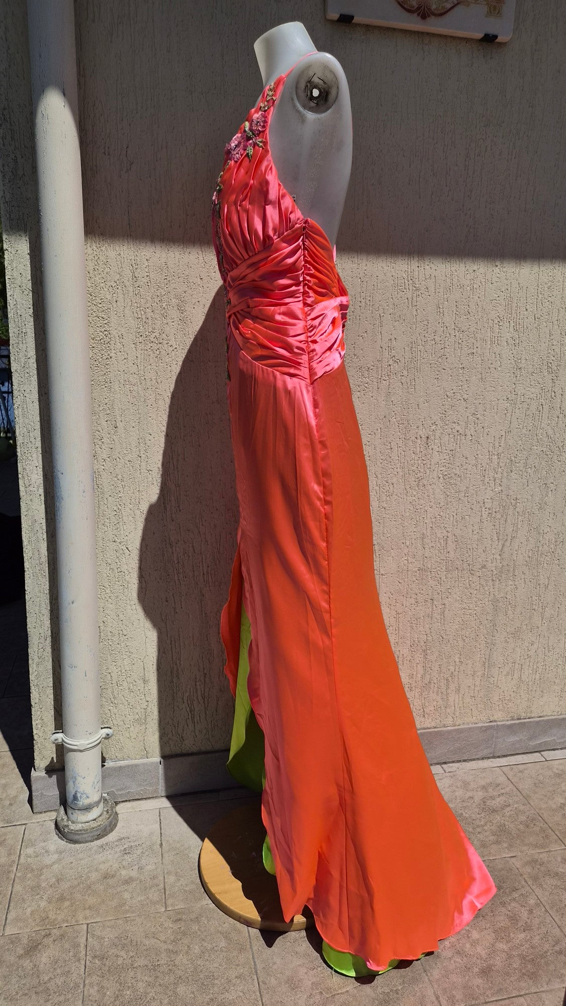Robe fleurie rose orangé et verte