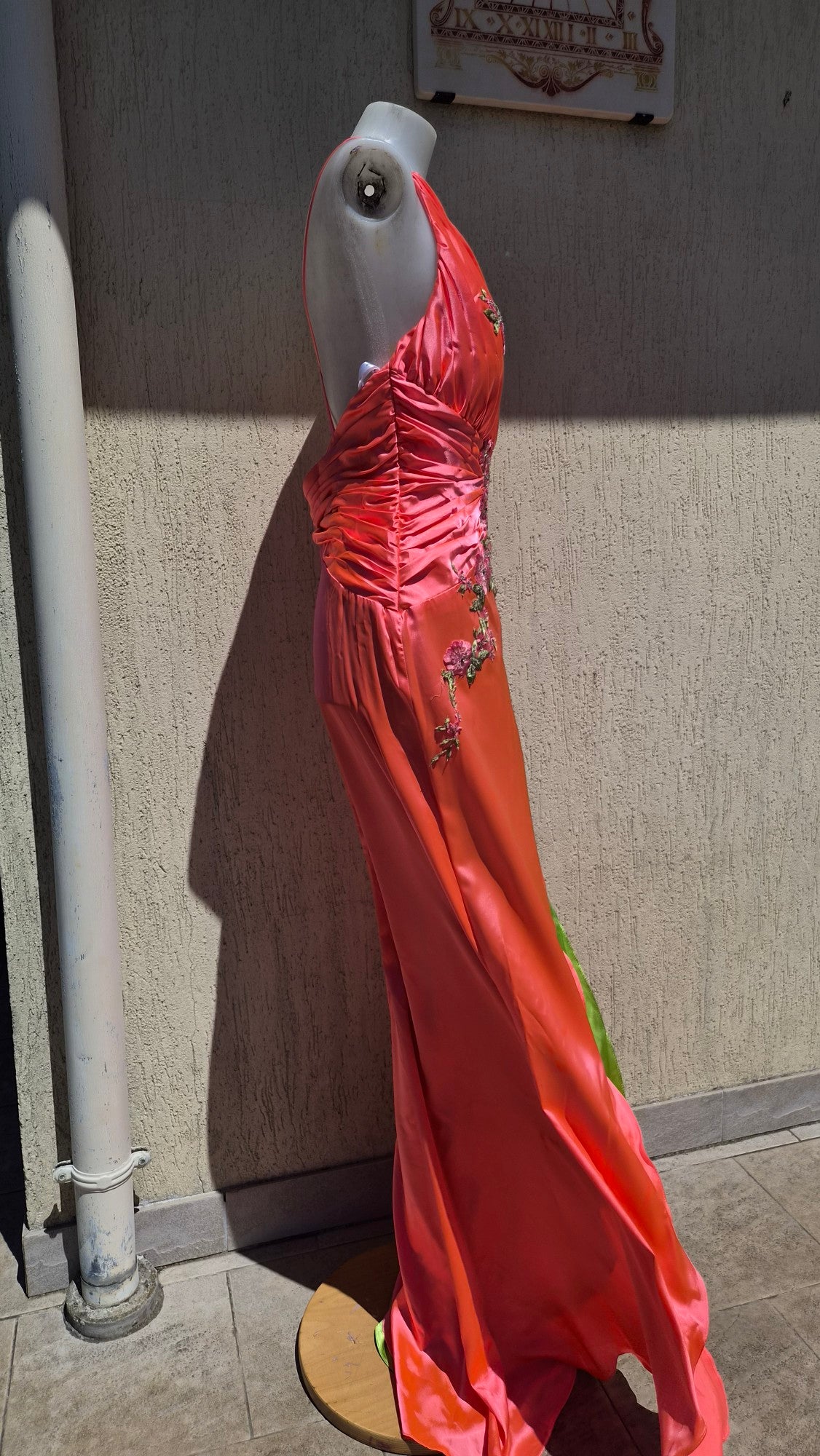 Robe fleurie rose orangé et verte
