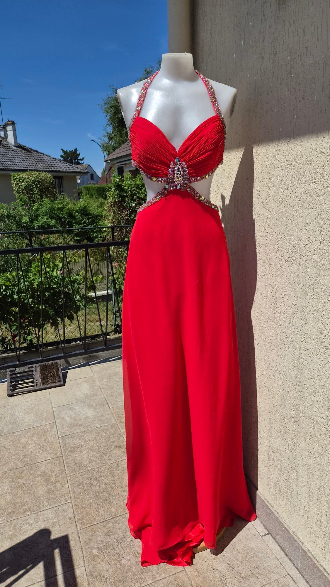 Embroidered red backless dress