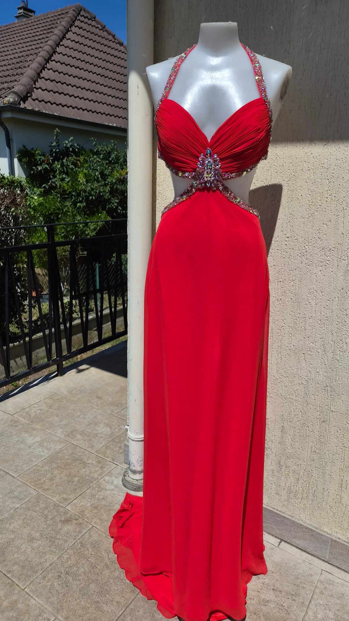 Embroidered red backless dress