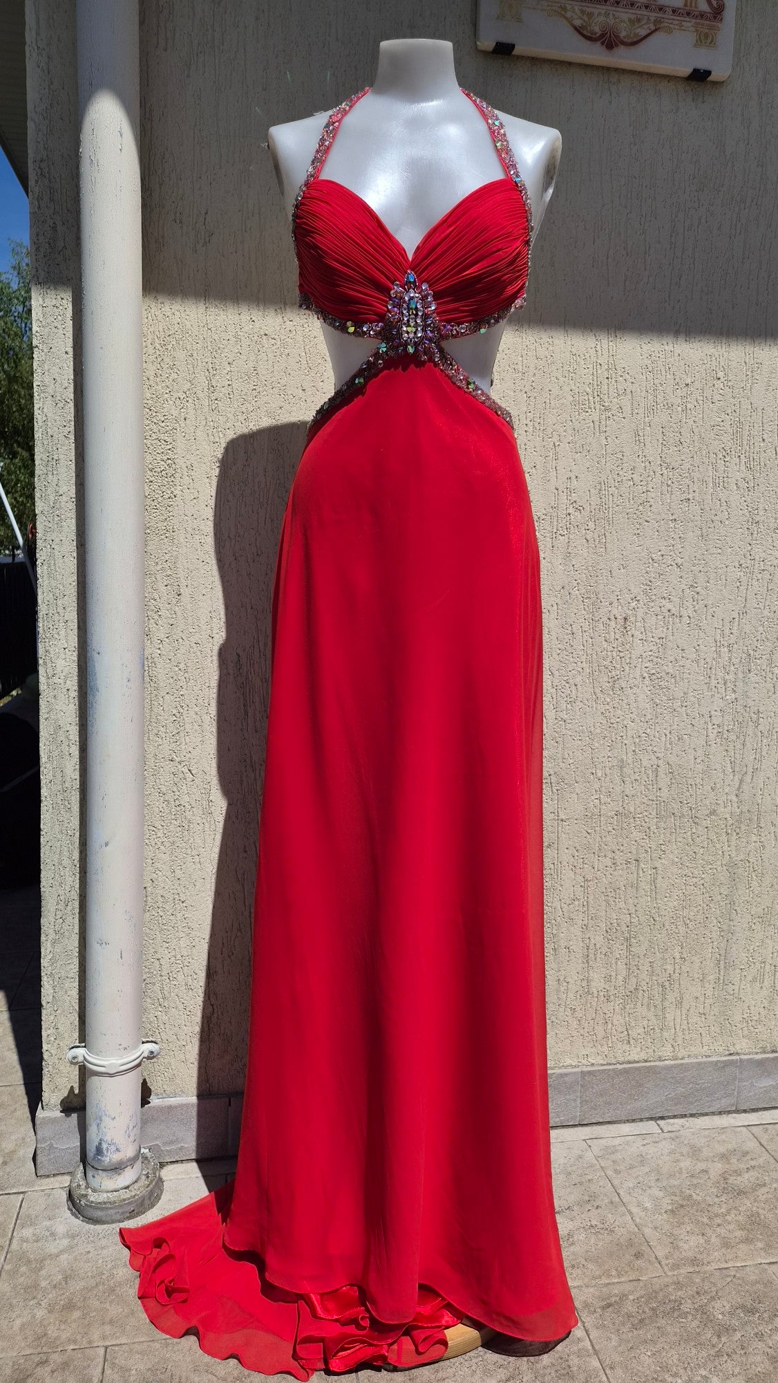 Embroidered red backless dress