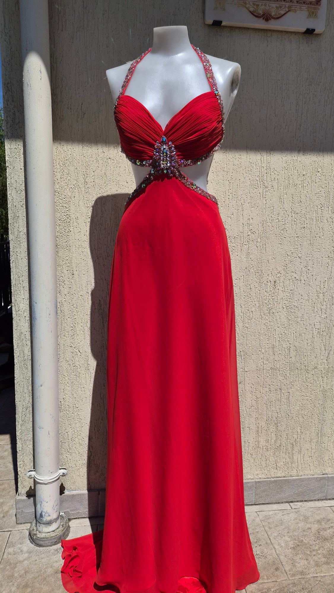 Embroidered red backless dress