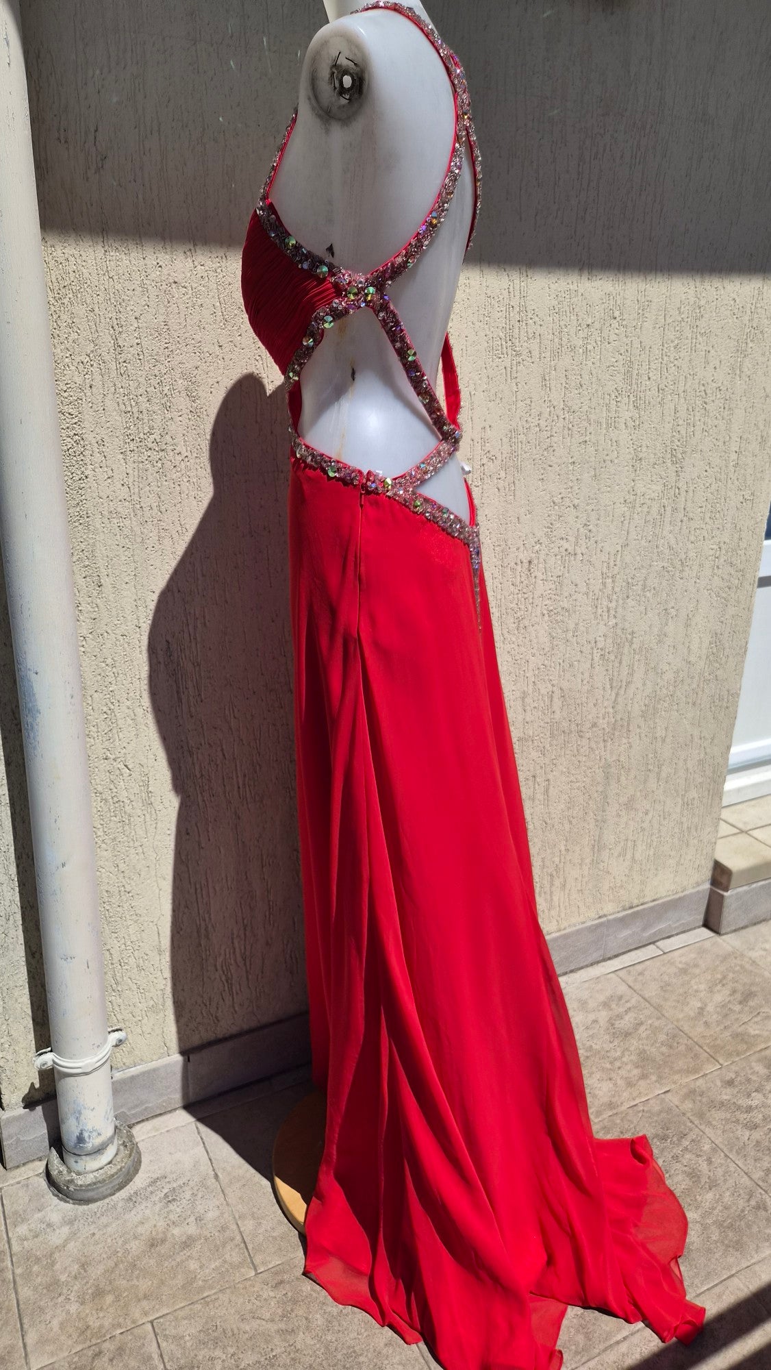 Embroidered red backless dress