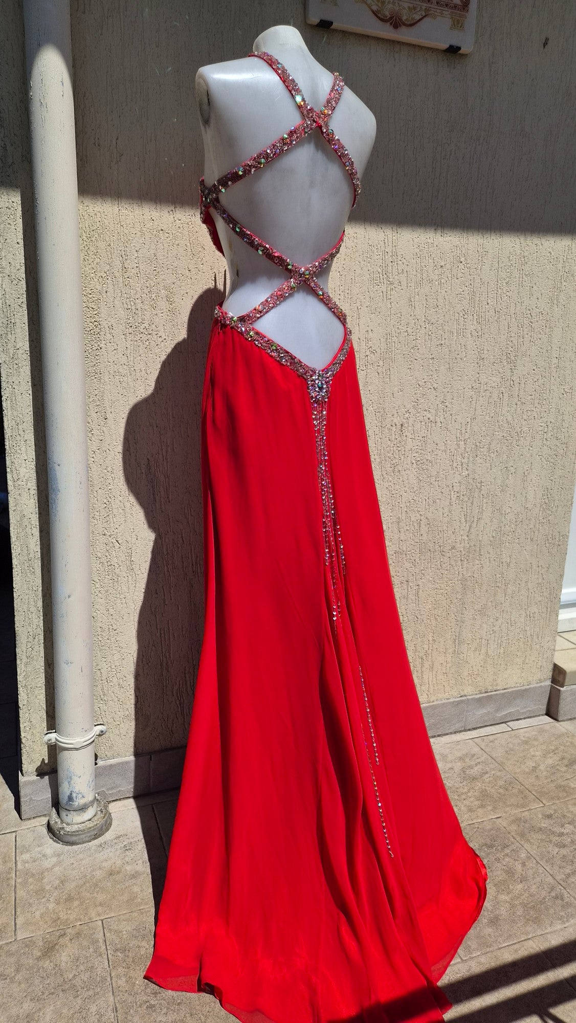 Embroidered red backless dress