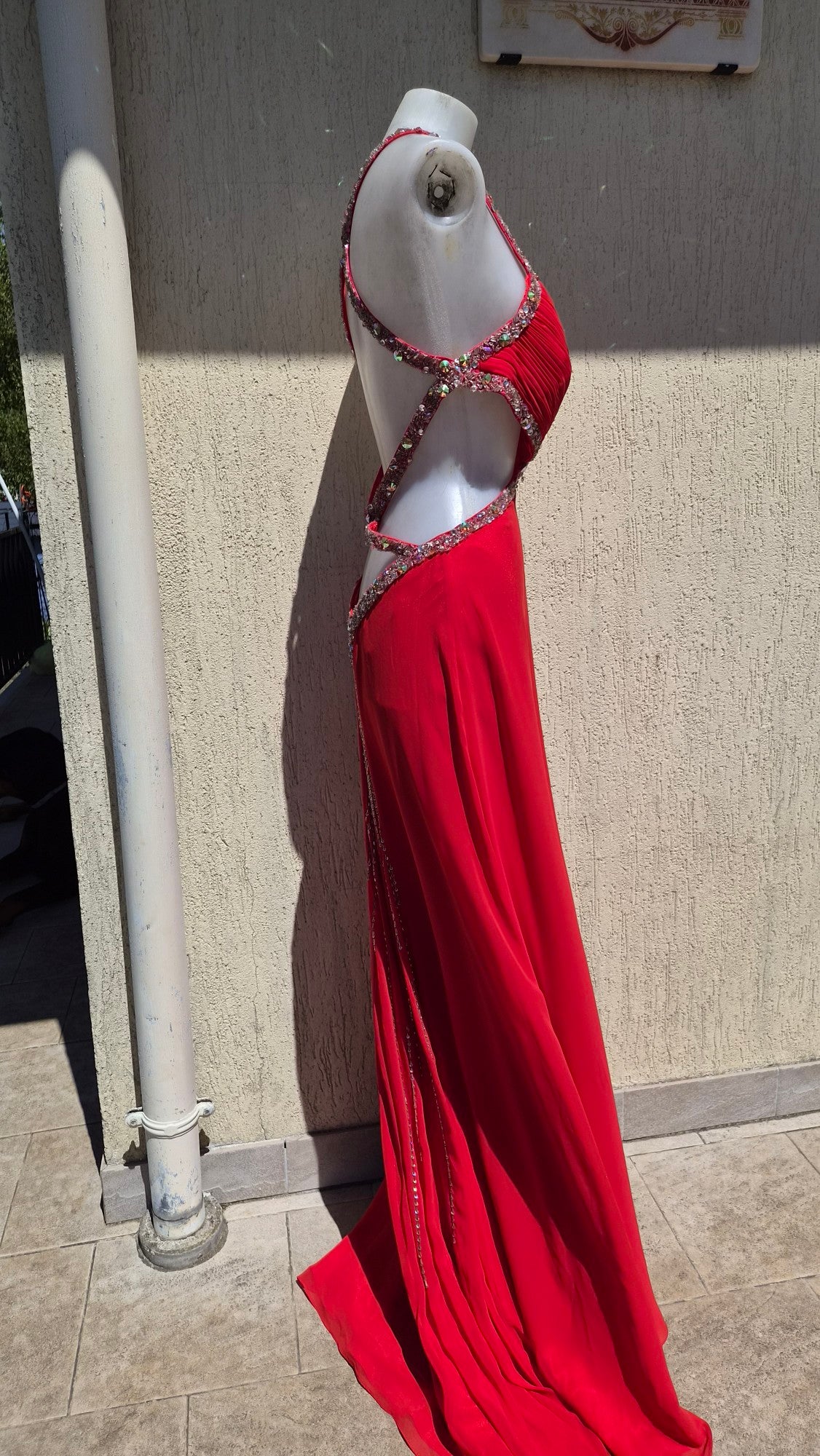 Embroidered red backless dress