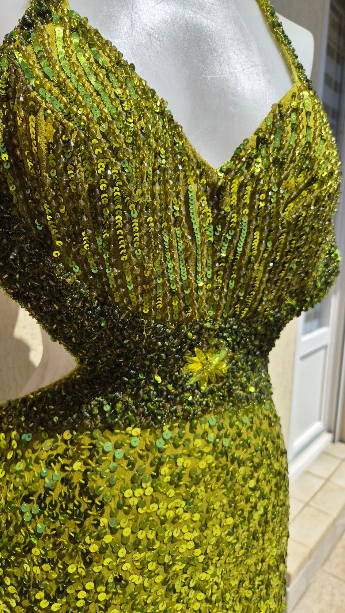 Robe verte brodée