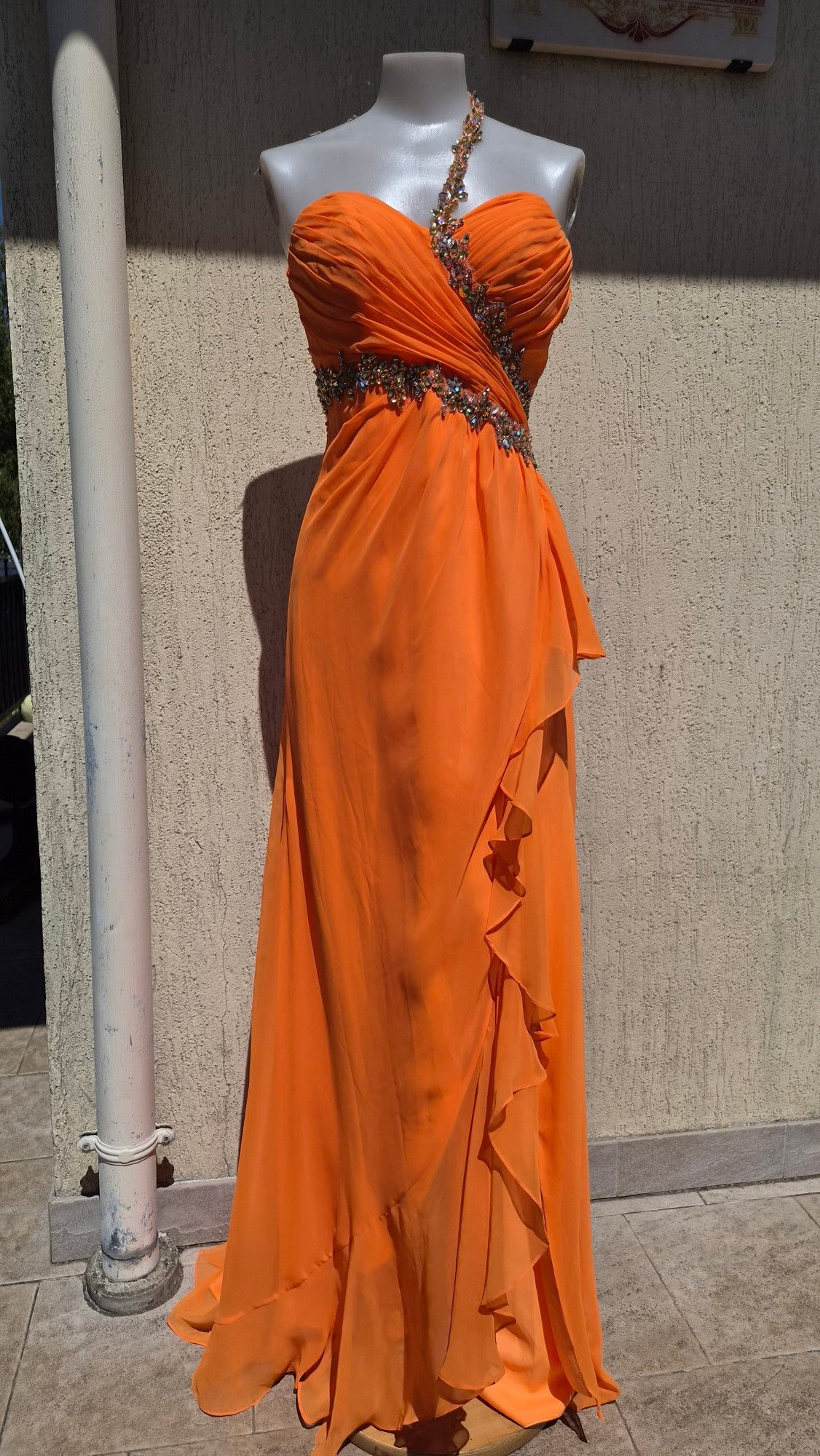 Robe orange brodée
