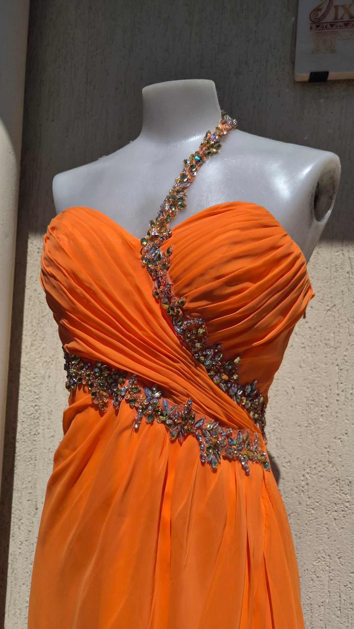 Robe orange brodée