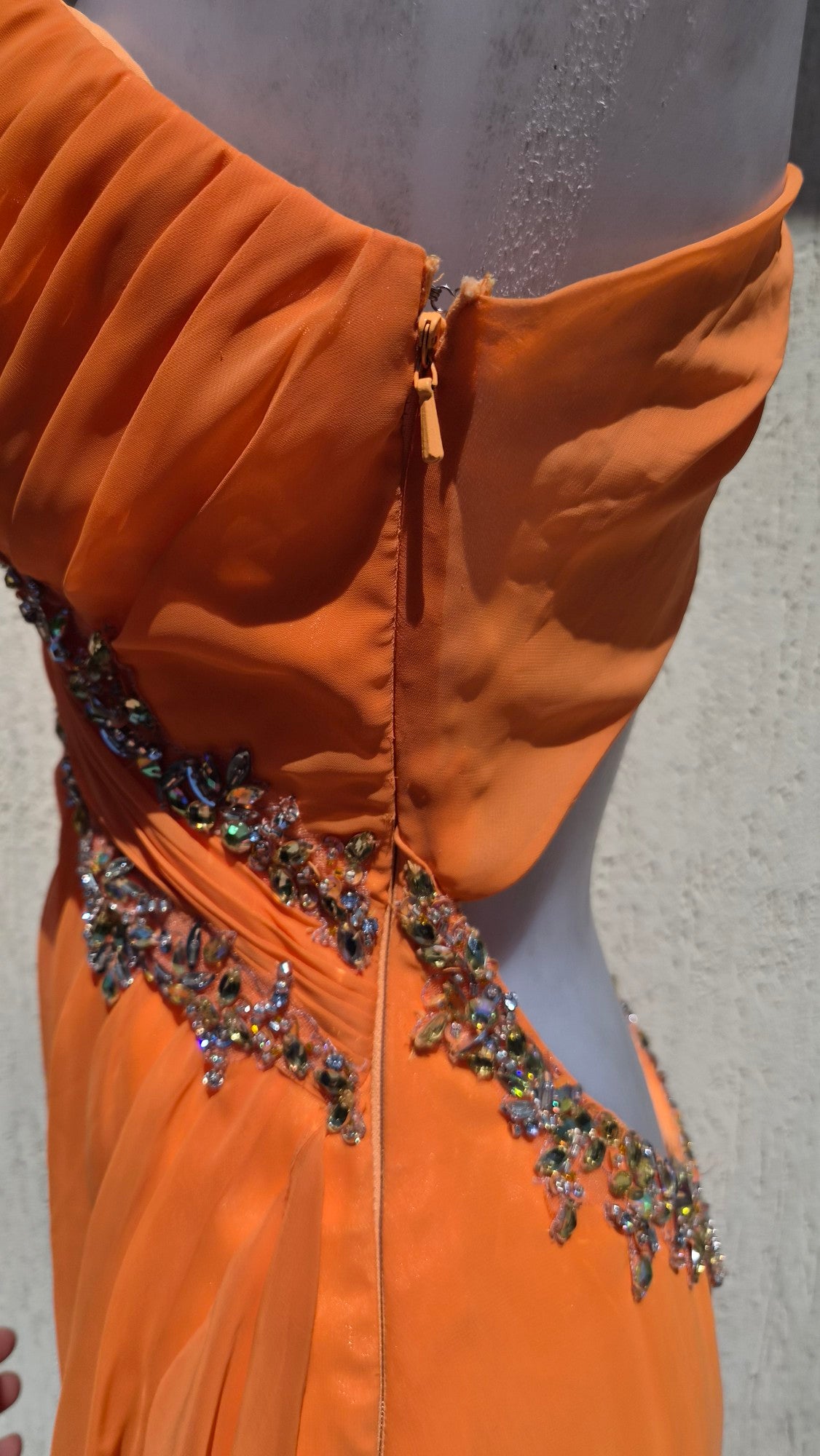 Robe orange brodée