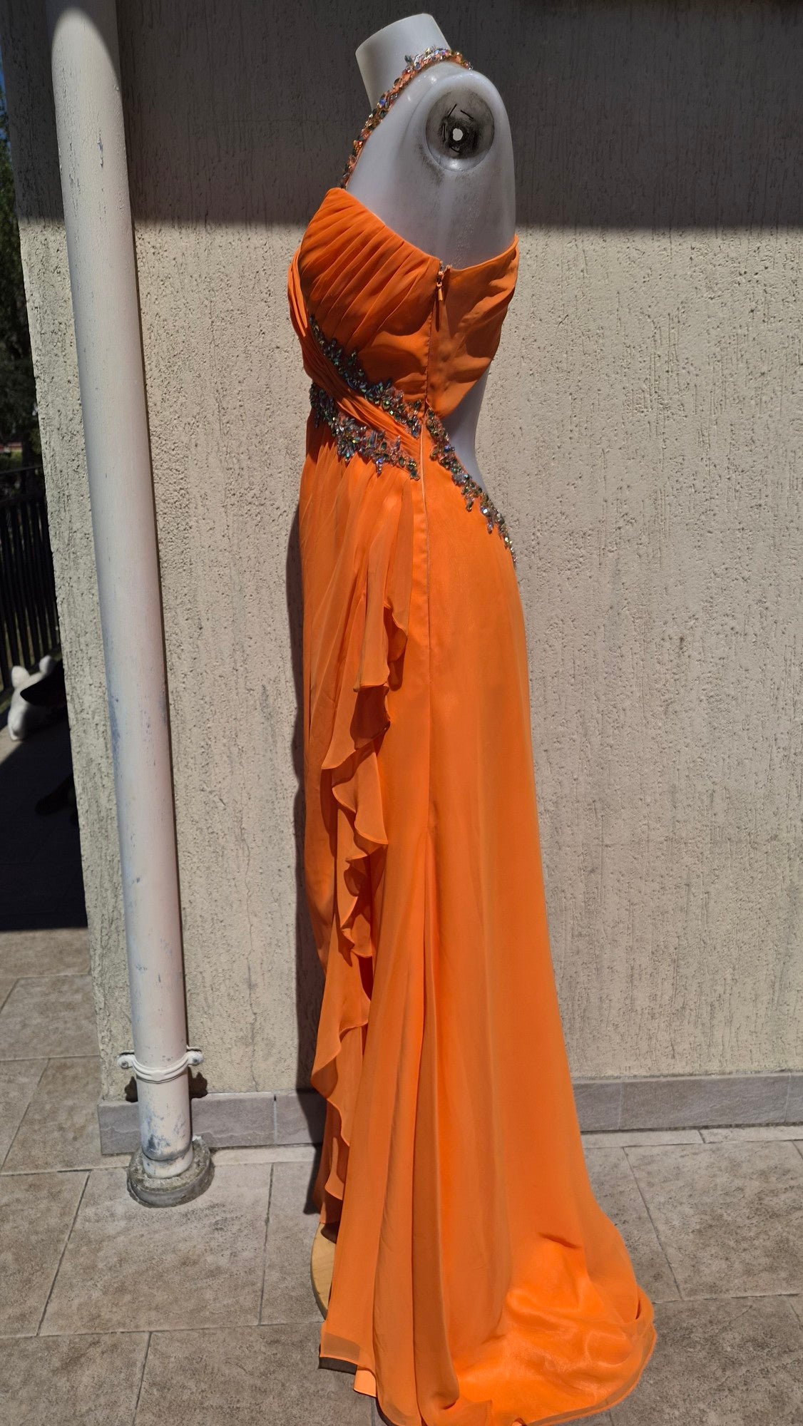 Robe orange brodée
