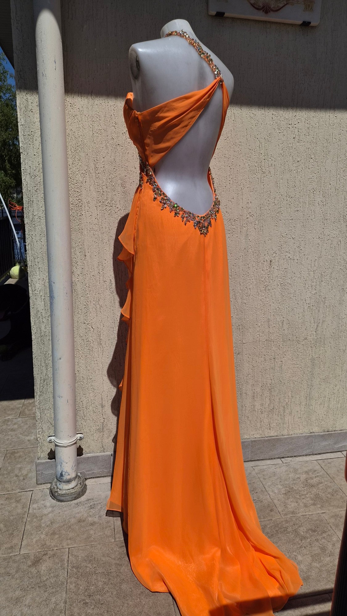 Robe orange brodée