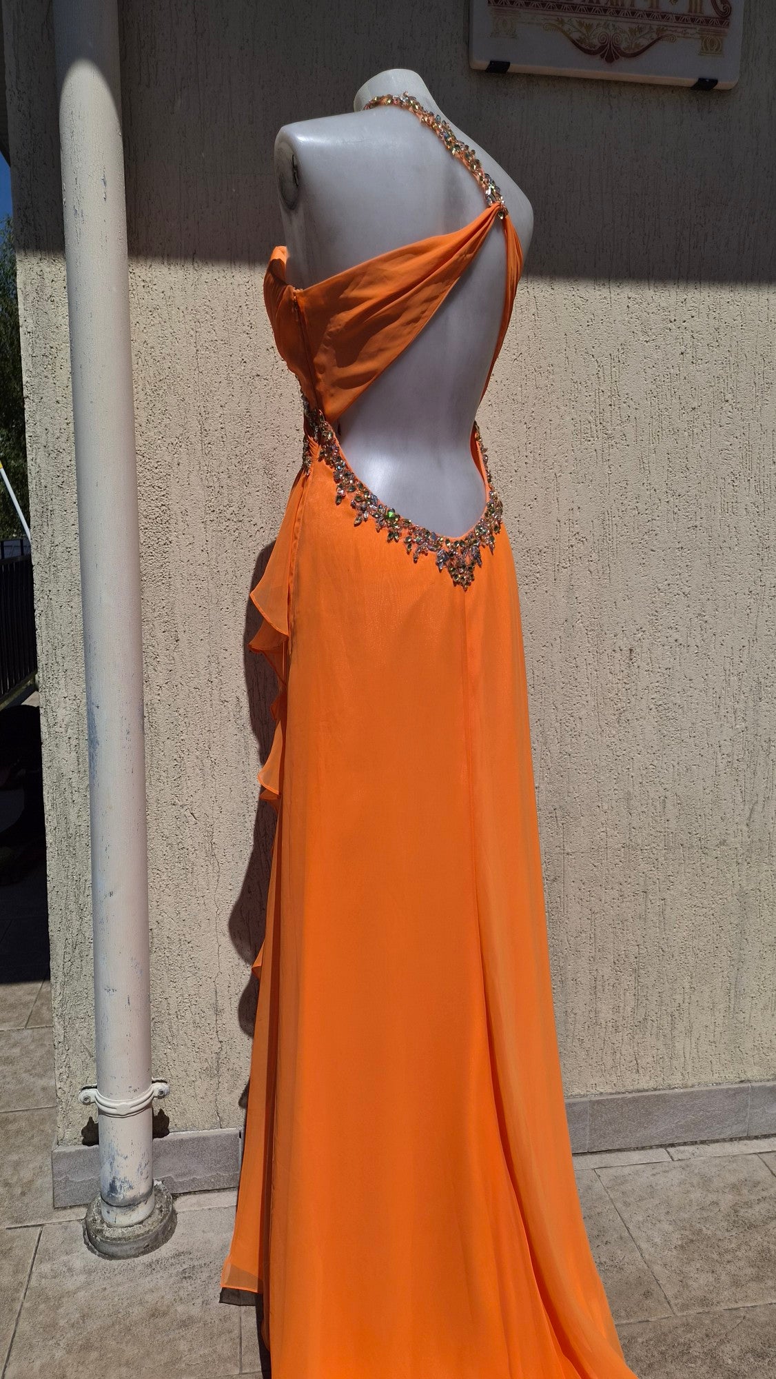 Robe orange brodée