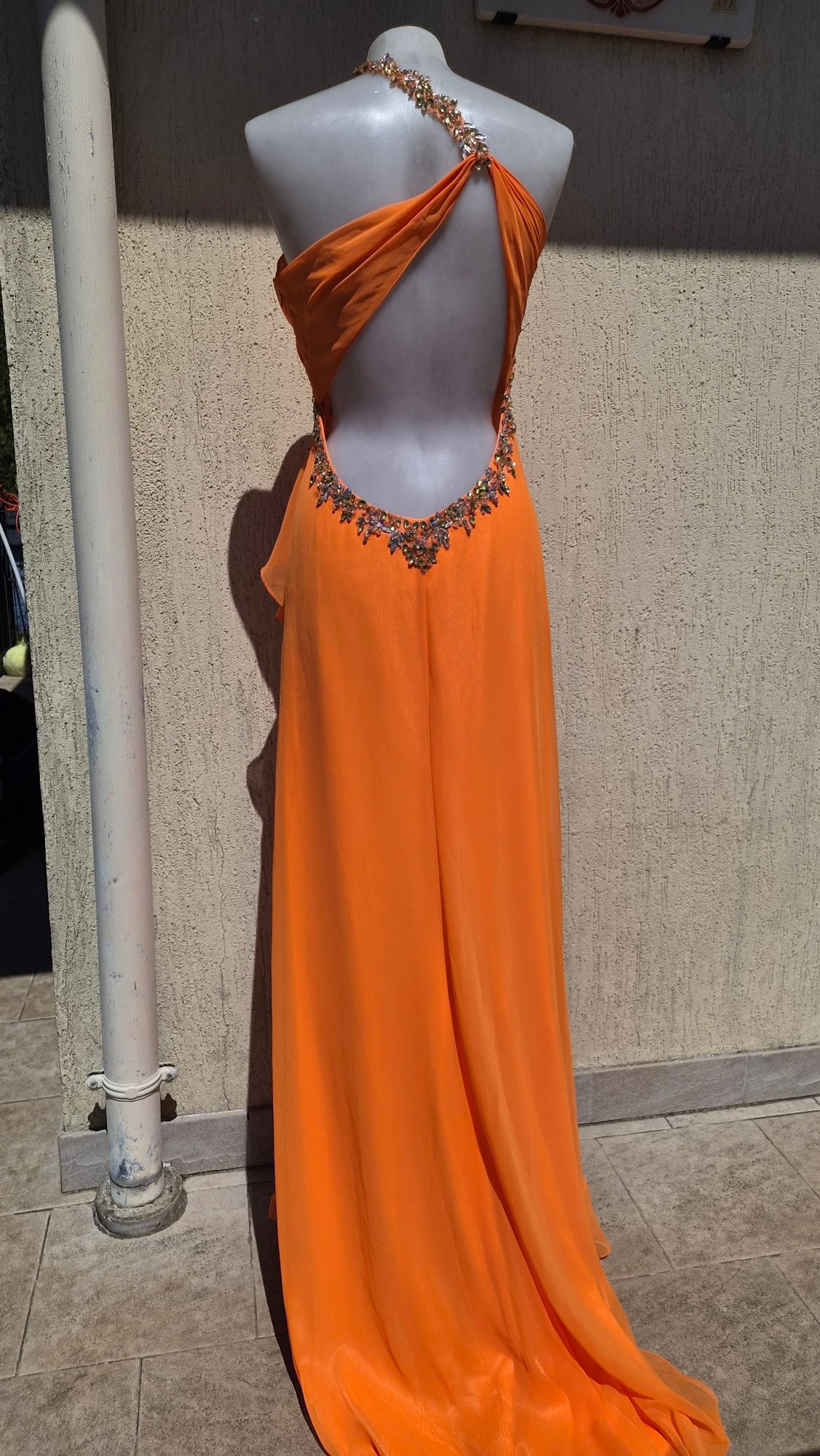 Robe orange brodée