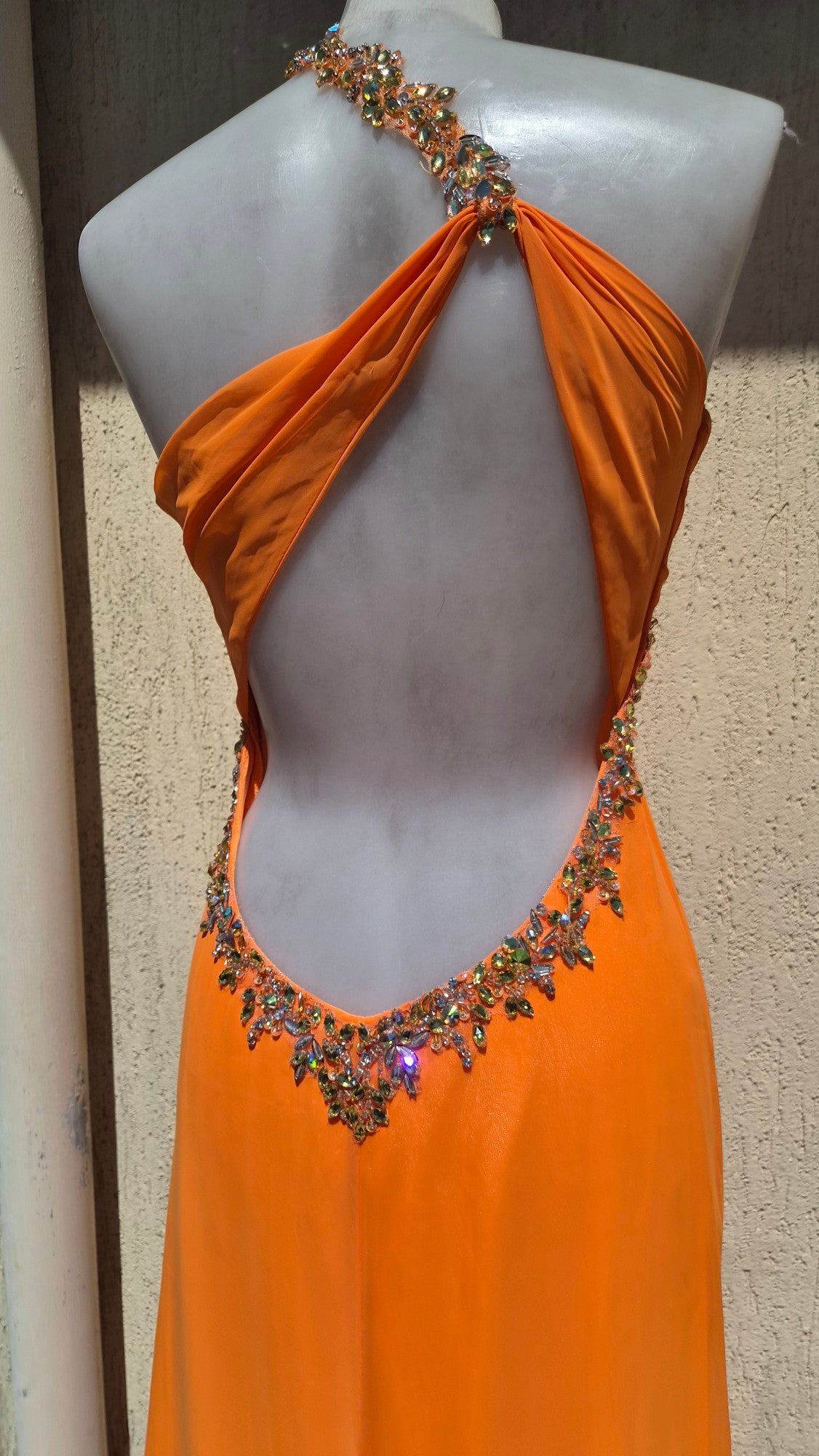 Robe orange brodée