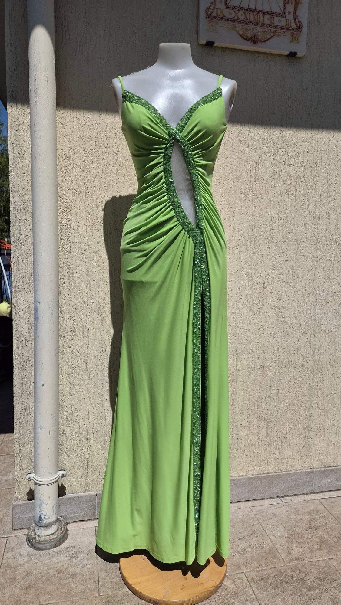 Maxi robe verte avec découpes