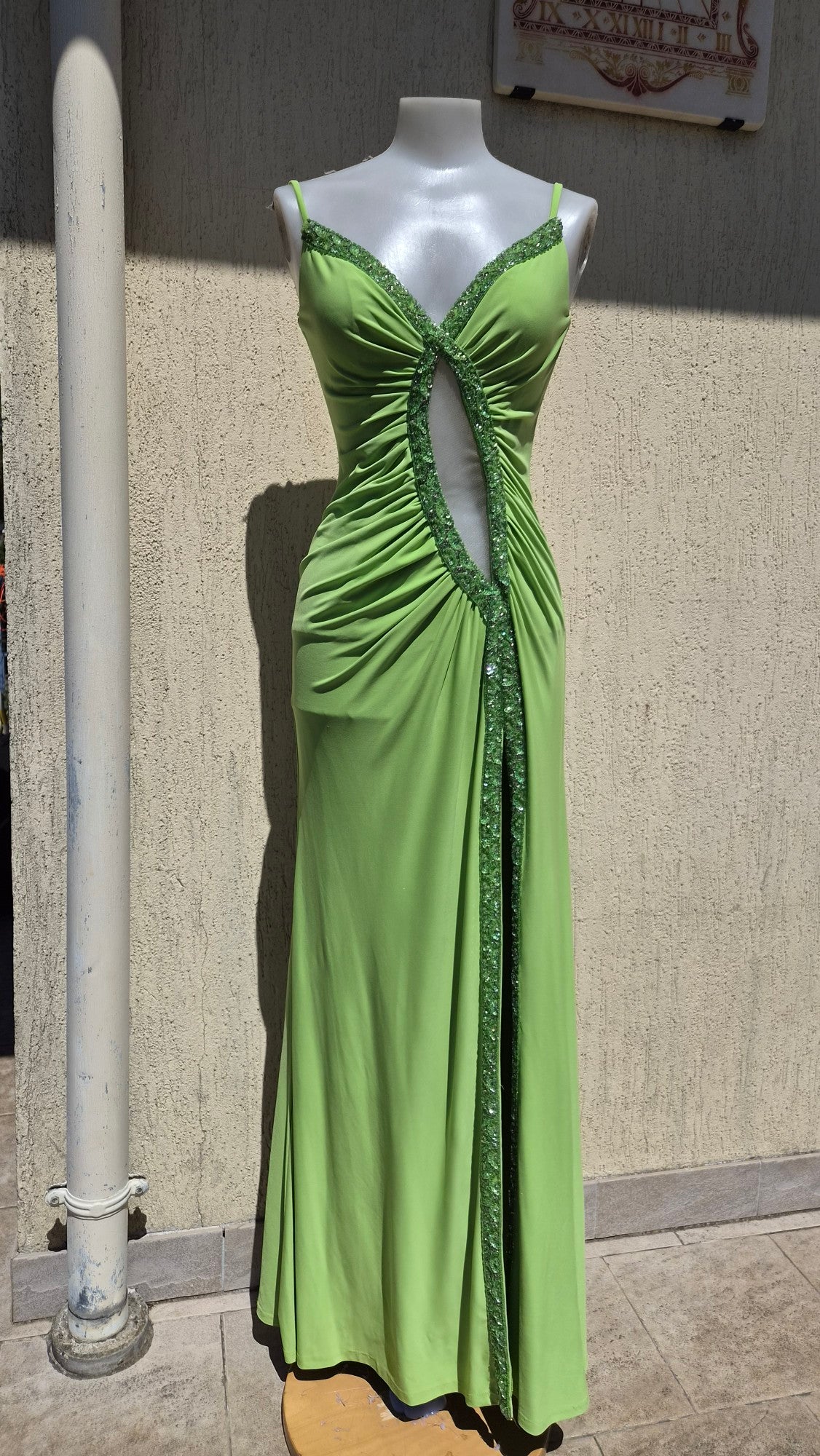 Maxi robe verte avec découpes