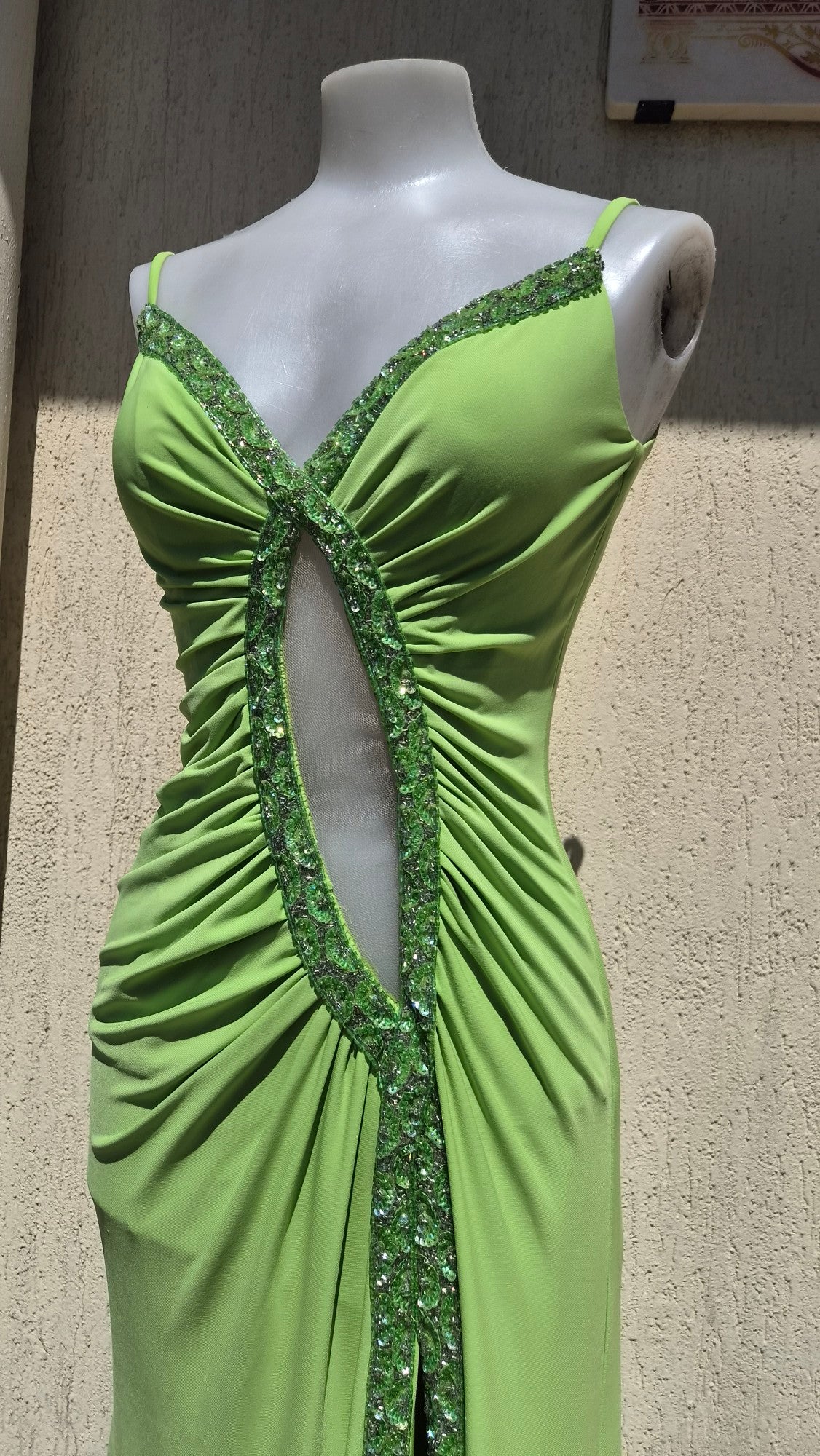 Maxi robe verte avec découpes